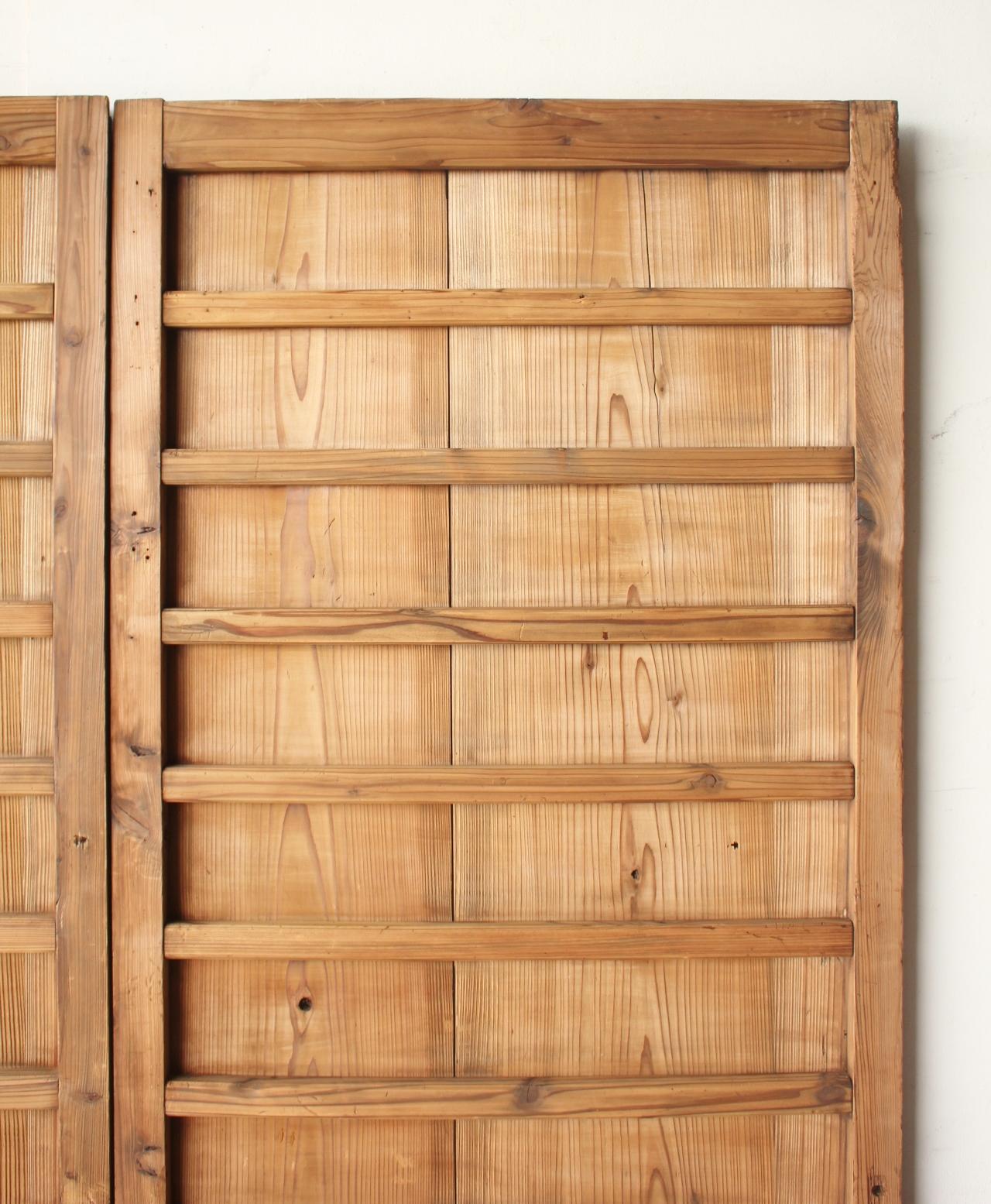 D8 Japanese Antiques two board doors, fittings, Cedar Striped design For Sale 3