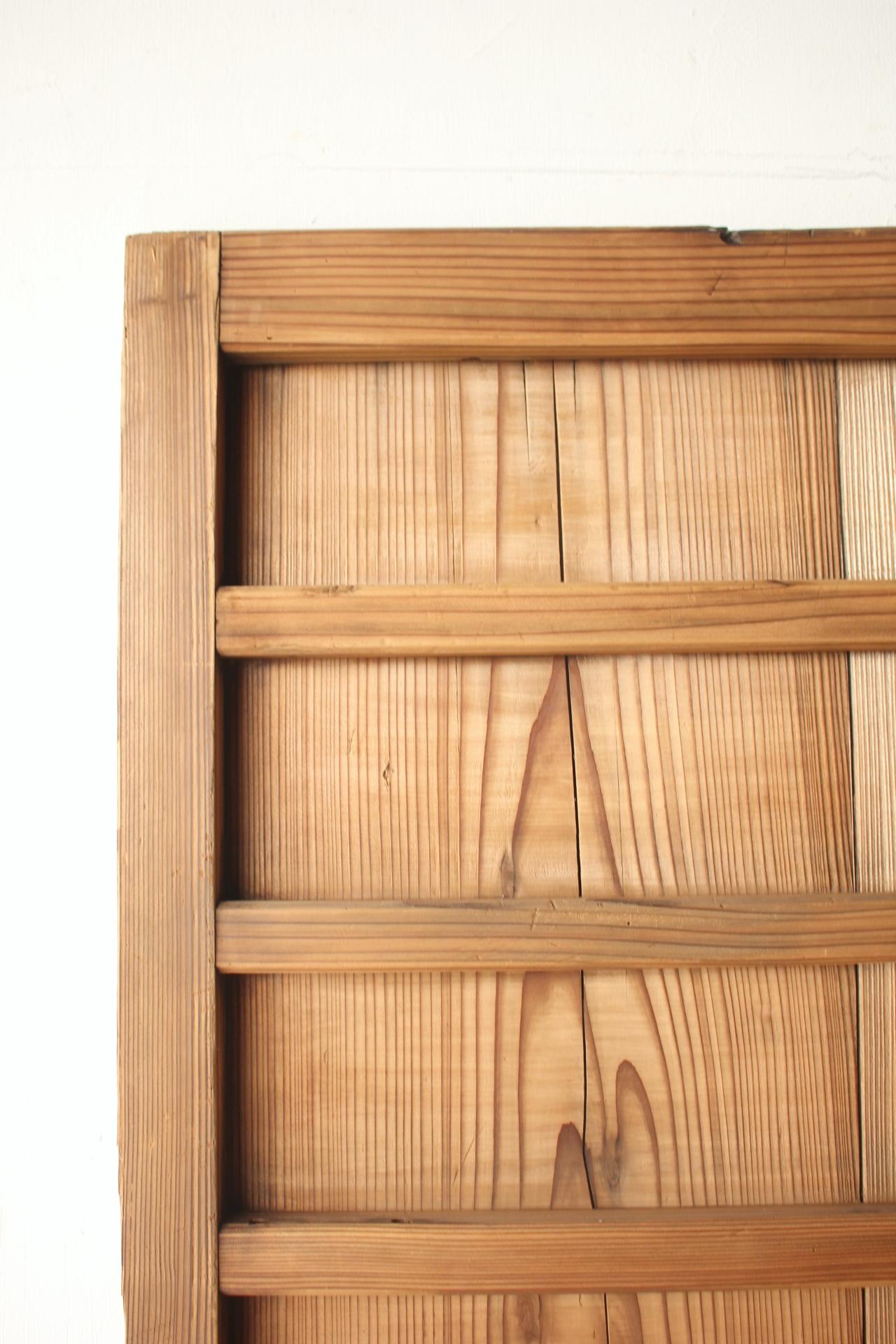 D8 Japanese Antiques two board doors, fittings, Cedar Striped design For Sale 4
