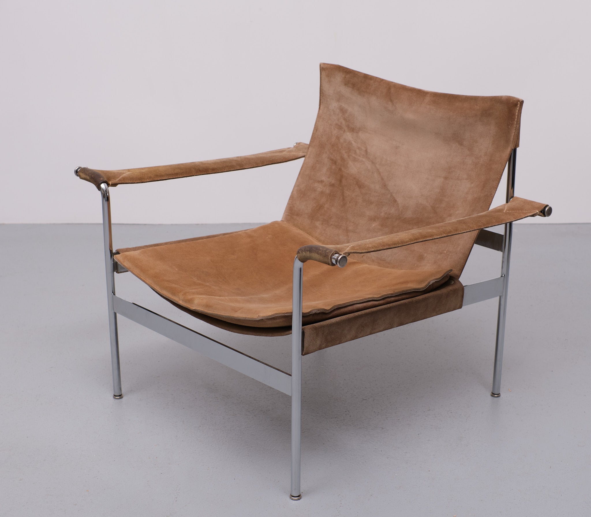 Very nice Suede Leather lounge chair Design by Hans könecke for Tecta 1970s 
Good condition. With just the right amount off patine. Beautiful chair with a nice 
warm Sand color.

