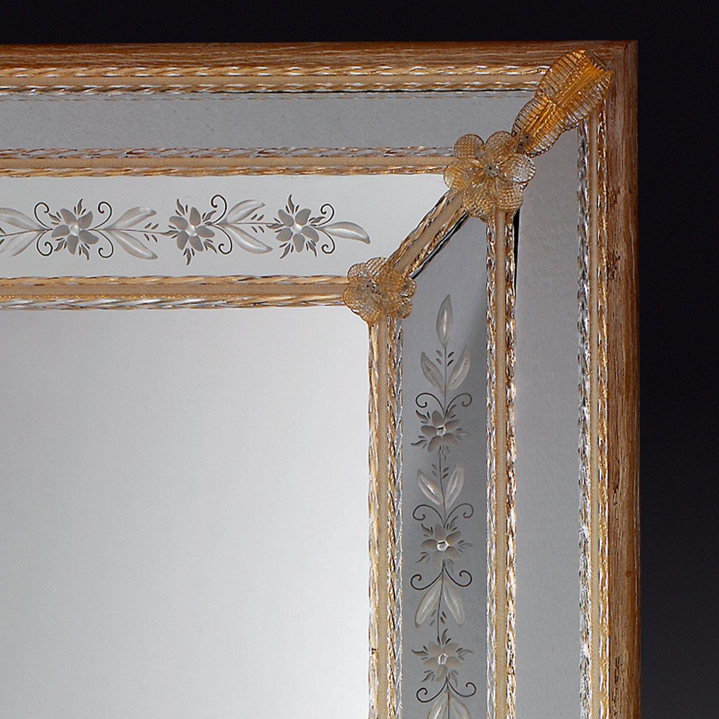 This superb, handmade mirror will stand out on any wall, simultaneously playing a decorative and functional role thanks to its ornate design. Floral motifs are meticulously etched into the inner section in mirrored glass, their naturalistic