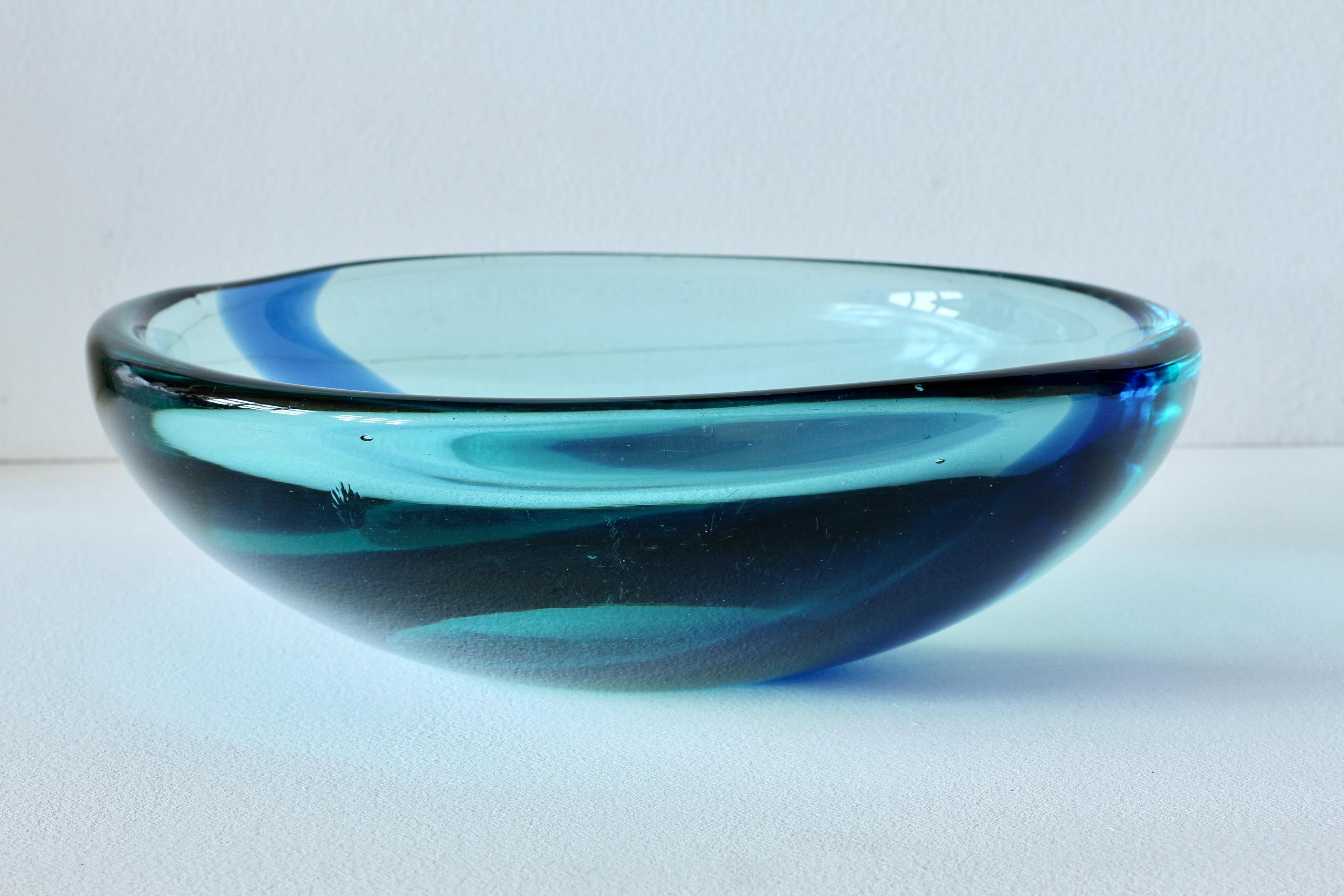 Da Ros for Cenedese Huge 12“ Cobalt & Light Blue Italian Murano Glass Bowl 1960s For Sale 12