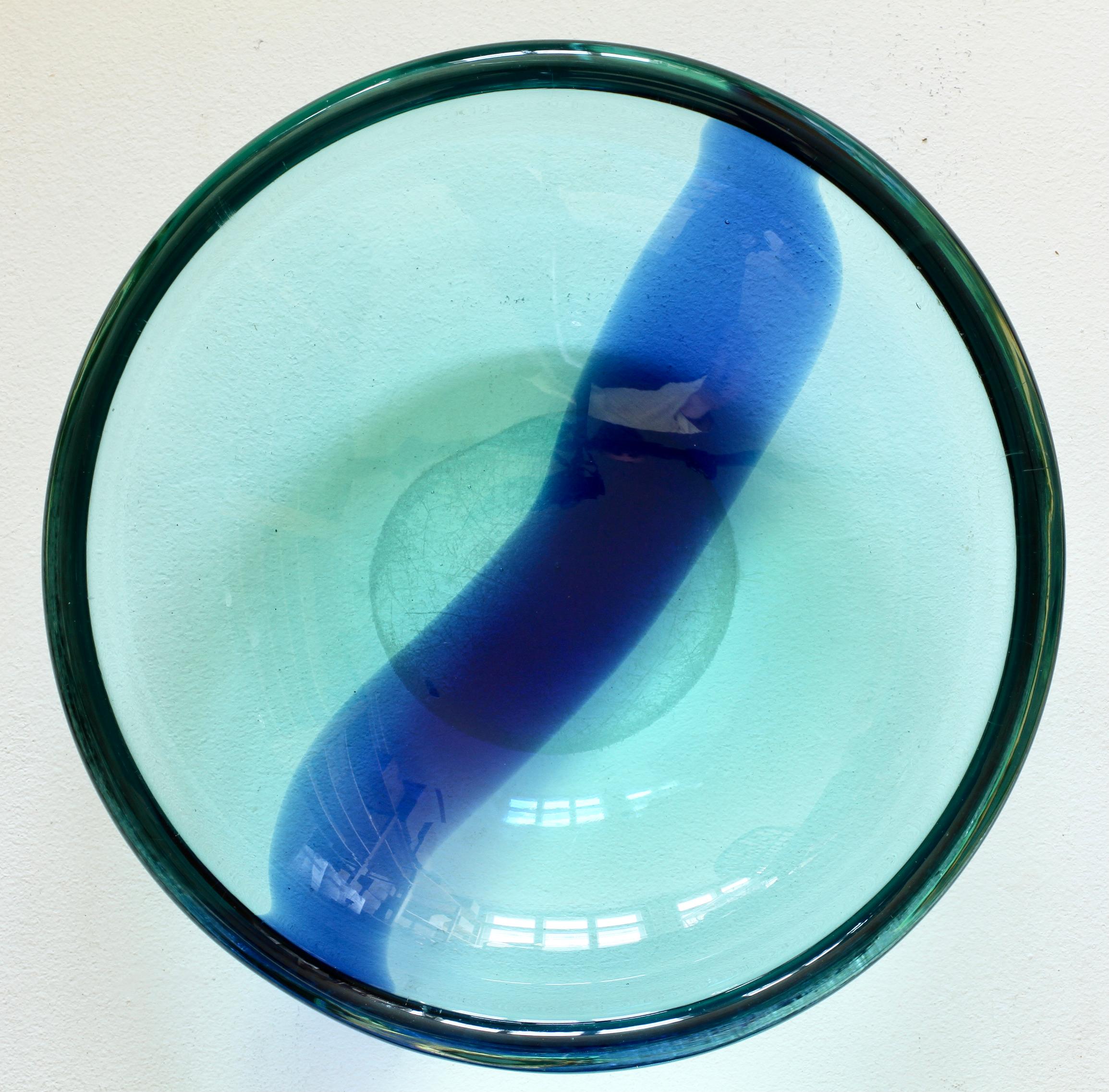 Riesige, große, schwere und dicke Schale aus italienischem Glas in hellem Ozeanblau, zugeschrieben Antonio da Ros für Cenedese, Murano, Italien, um 1960. Der Stil, die Form und die Farben dieses Stücks deuten auf die Arbeit und die Entwürfe von
