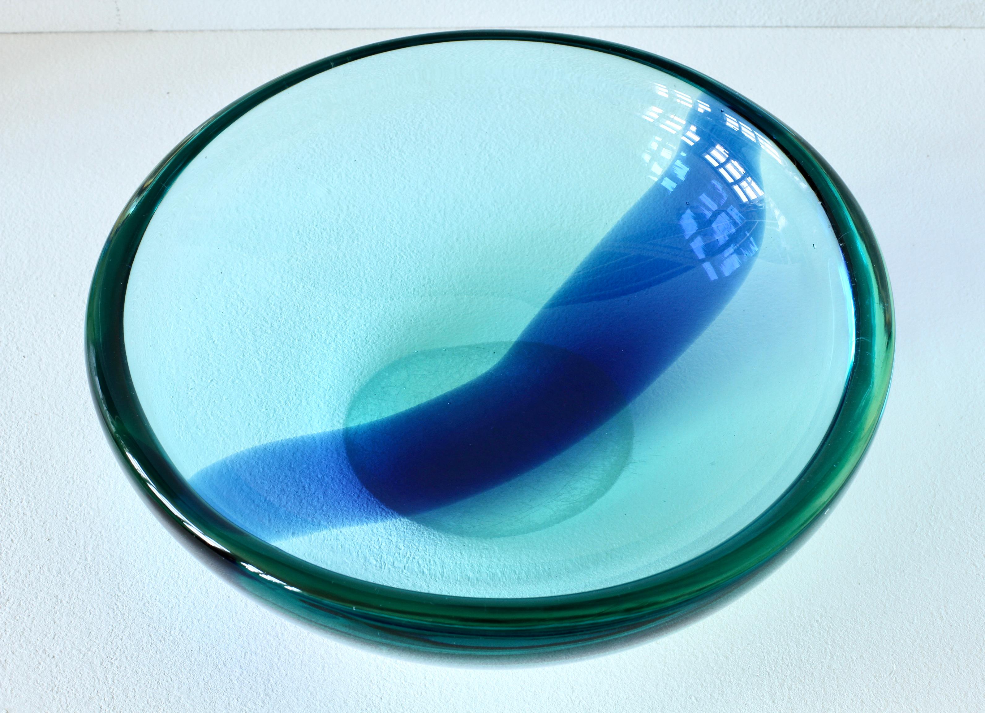Da Ros for Cenedese Huge 12“ Cobalt & Light Blue Italian Murano Glass Bowl 1960s In Good Condition For Sale In Landau an der Isar, Bayern