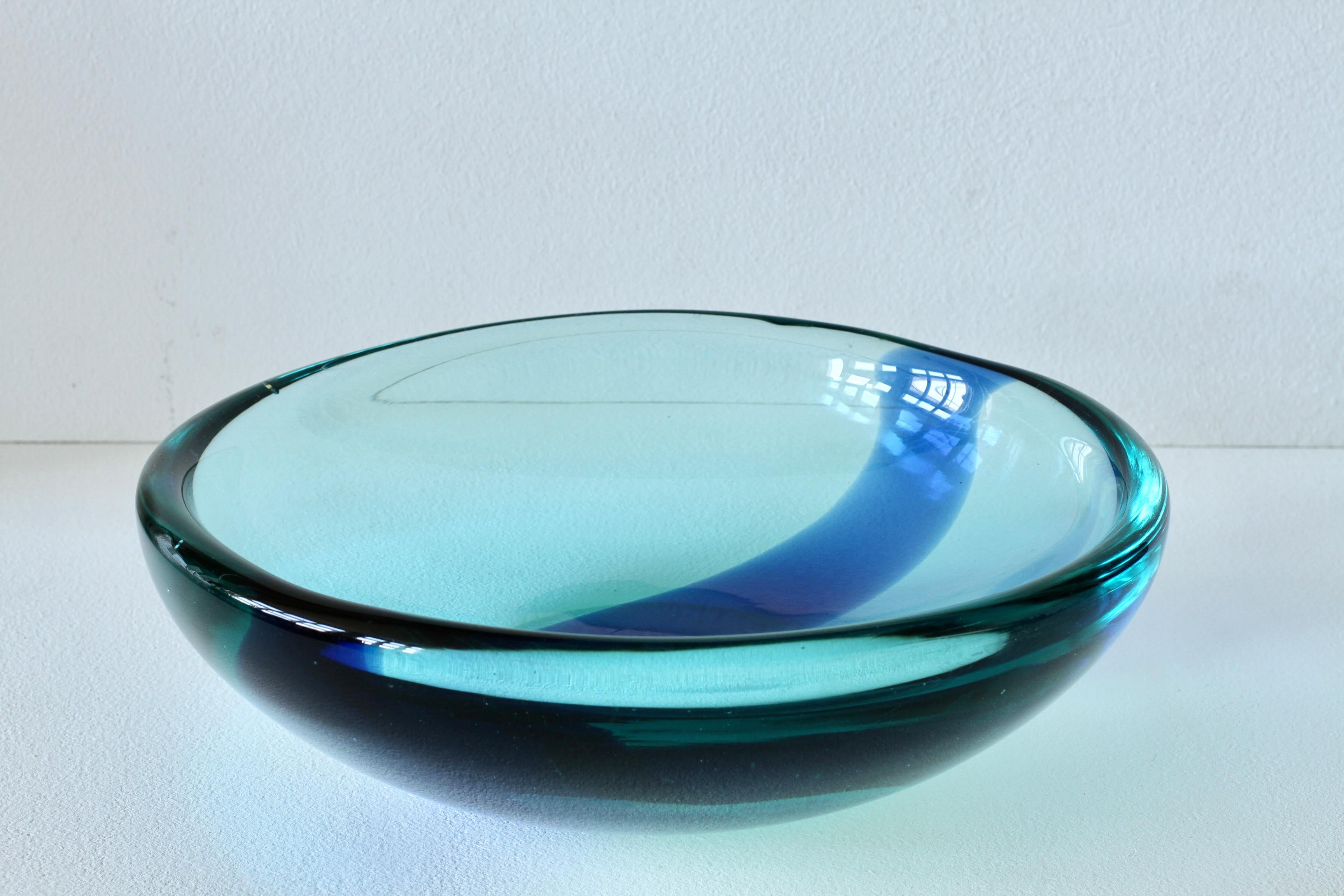 20th Century Da Ros for Cenedese Huge 12“ Cobalt & Light Blue Italian Murano Glass Bowl 1960s For Sale