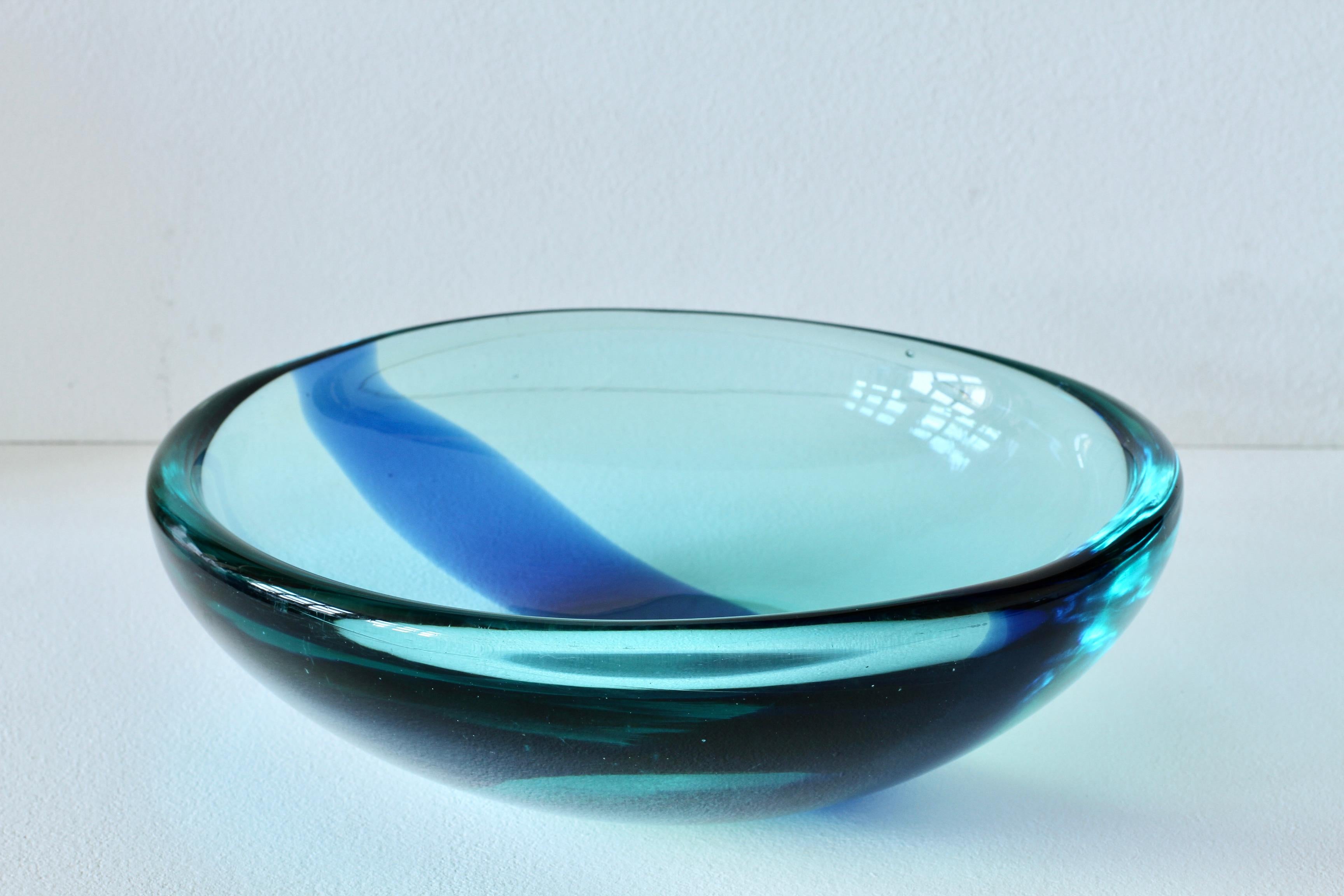 Da Ros für Cenedese Riesige 12er Schale aus italienischem Murano-Glas, kobalt- und hellblau, 1960er Jahre (Geblasenes Glas) im Angebot