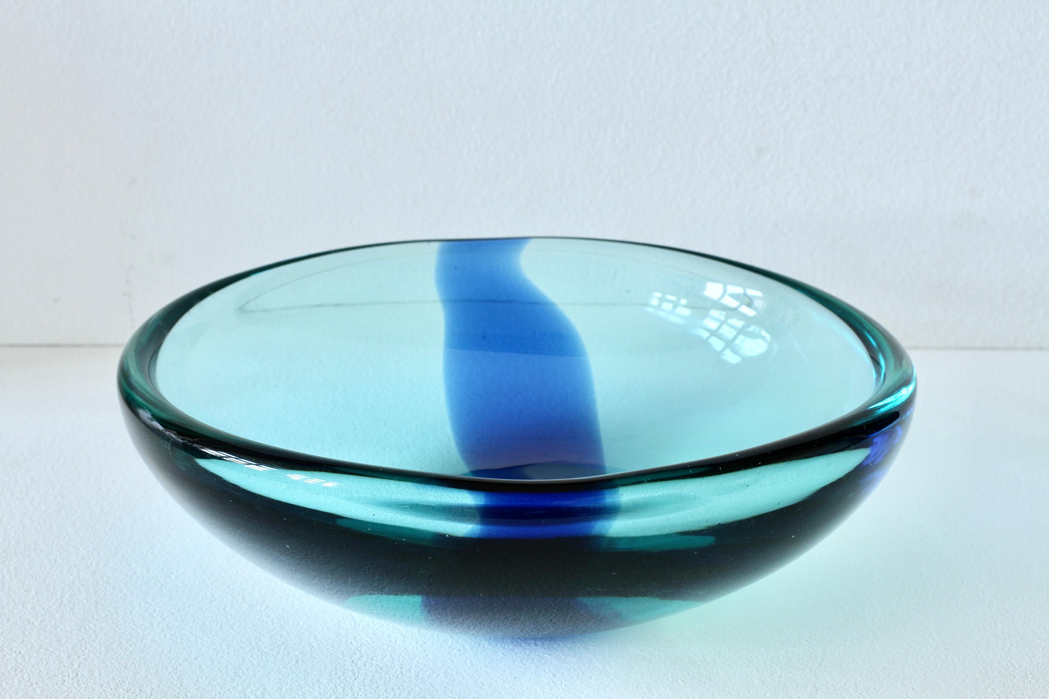 Da Ros for Cenedese Huge 12“ Cobalt & Light Blue Italian Murano Glass Bowl 1960s For Sale 2