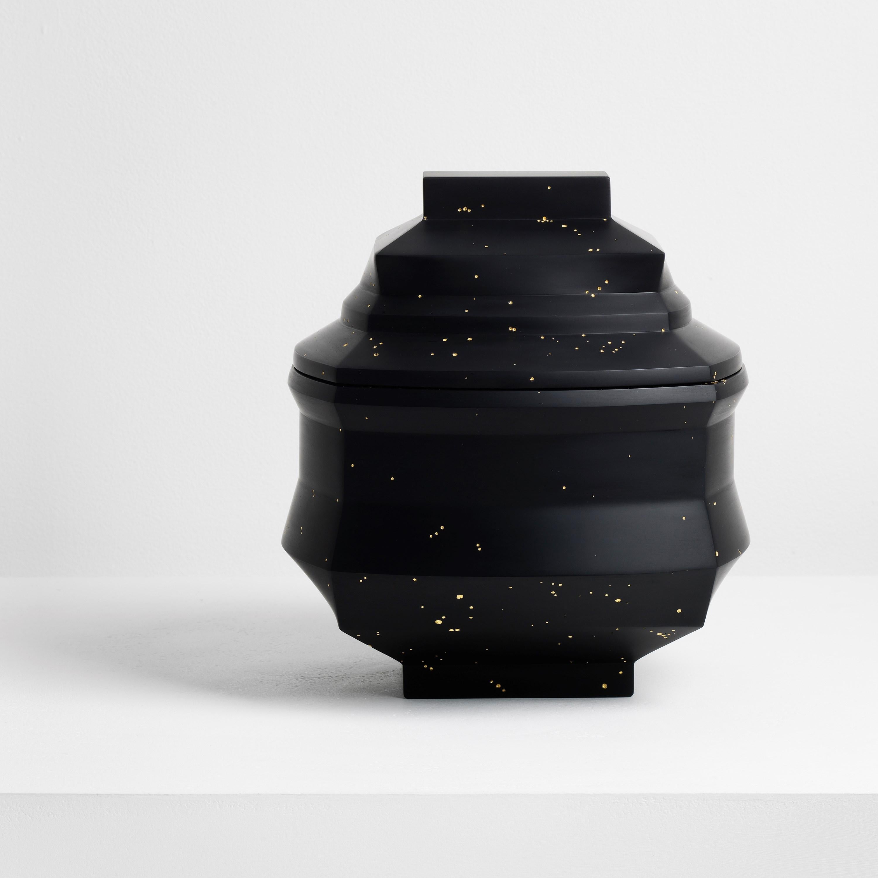 XXIe siècle et contemporain Daam Dah 1-3, une boîte à couvercle en verre moulé noir avec de l'or 3,5 carats par Choi Keeryong en vente