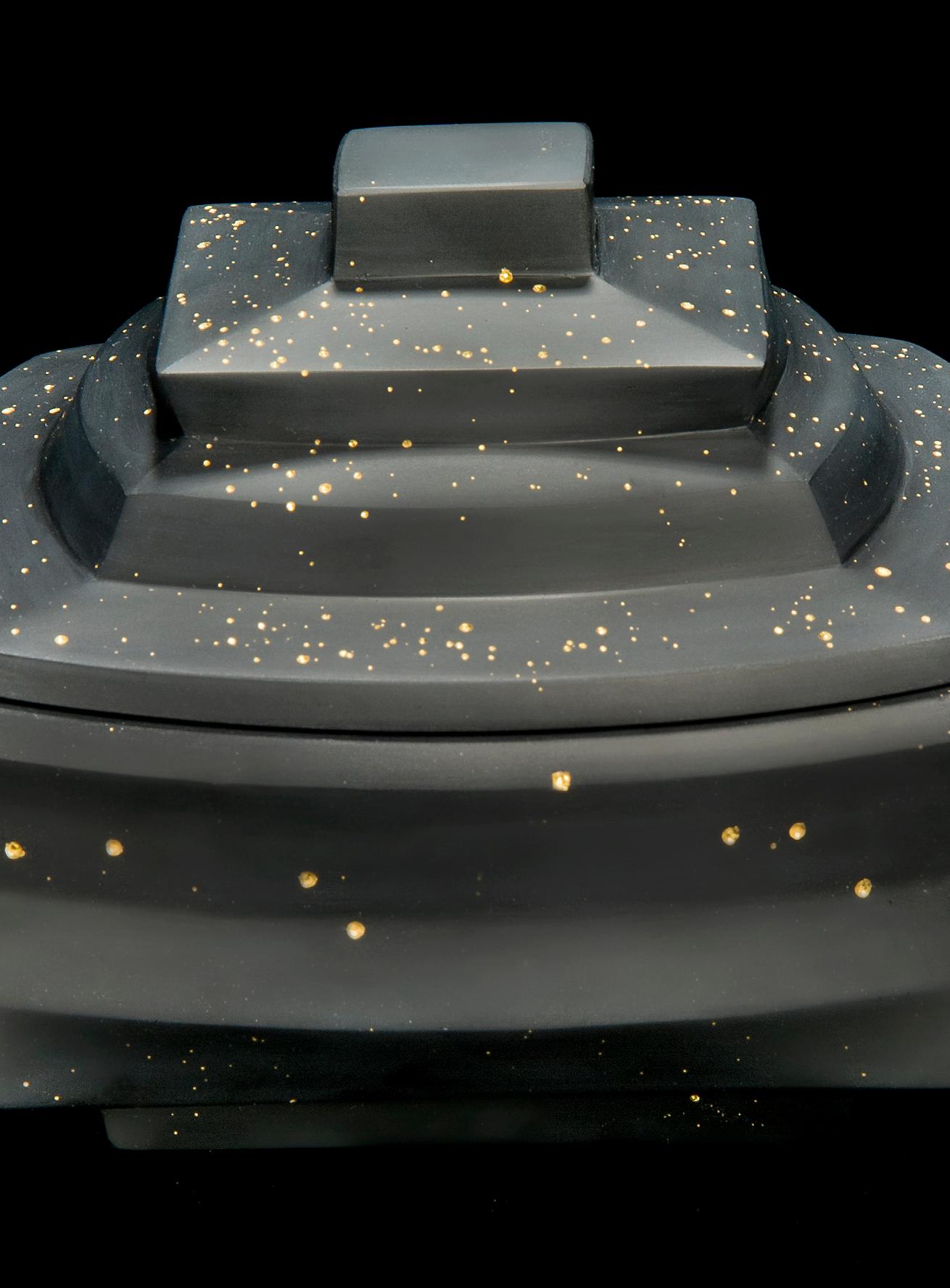 Daam Dah 7-1, una caja única con tapa de cristal negro y detalles dorados de Choi Keeryong Europeo en venta