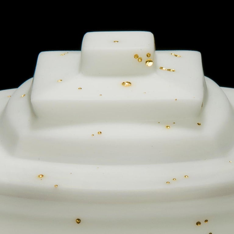 Organic Modern Daam Dah 8-1, a Unique White Glass Lidded Box with Gold Detail by Choi Keeryong For Sale