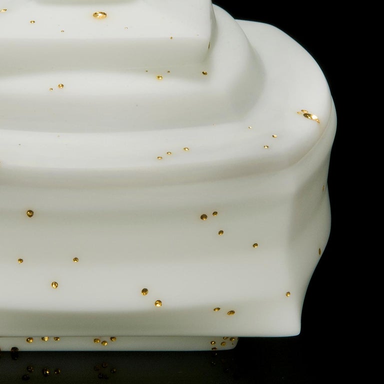 British Daam Dah 8-1, a Unique White Glass Lidded Box with Gold Detail by Choi Keeryong For Sale