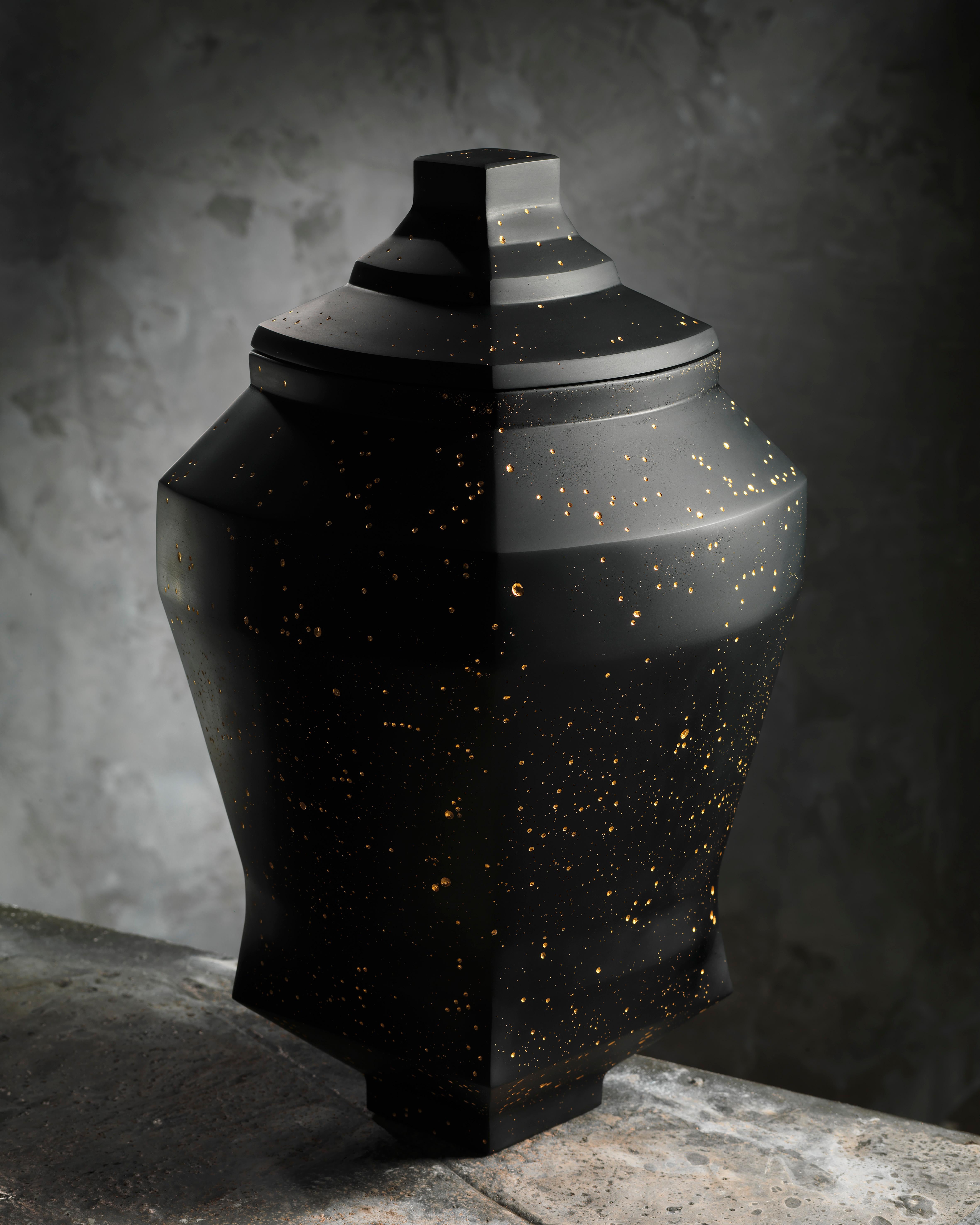 Boîte avec couvercle Daam Dah 9 en verre noir unique avec détails dorés de Choi Keeryong en vente 3