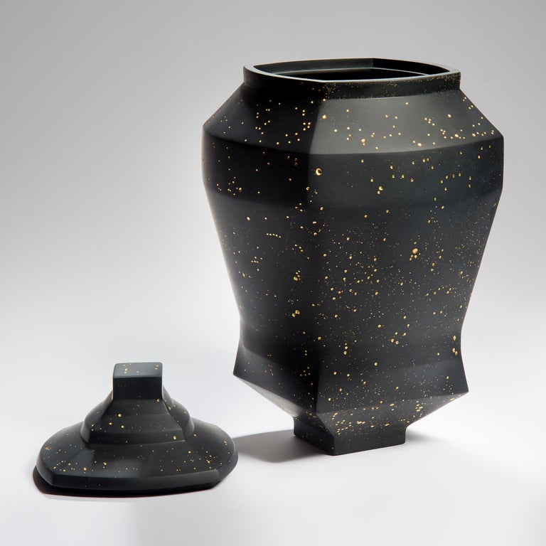 Daam Dah 9, a Unique Black Glass Lidded Box with Gold Detail by Choi Keeryong In New Condition For Sale In London, GB