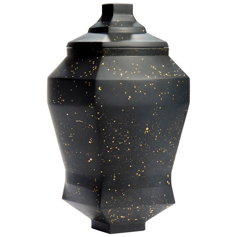 Daam Dah 9, a Unique Black Glass Lidded Box with Gold Detail by Choi Keeryong For Sale