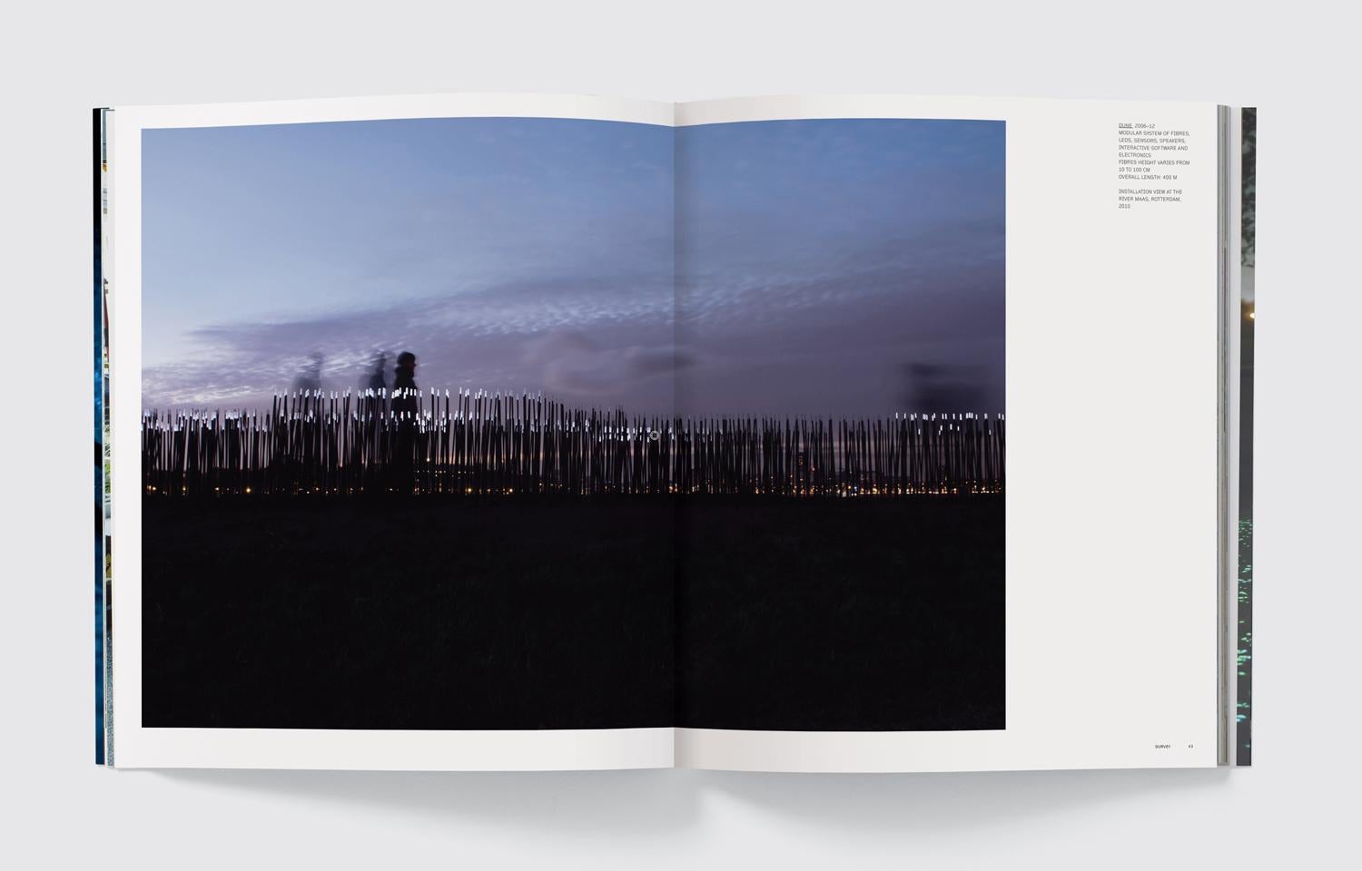 La première monographie sur l'infatigable explorateur des relations entre les personnes, la technologie et les questions environnementales.
L'artiste néerlandais Daan Roosegaarde est l'un des artistes les plus novateurs de ces dix dernières années.