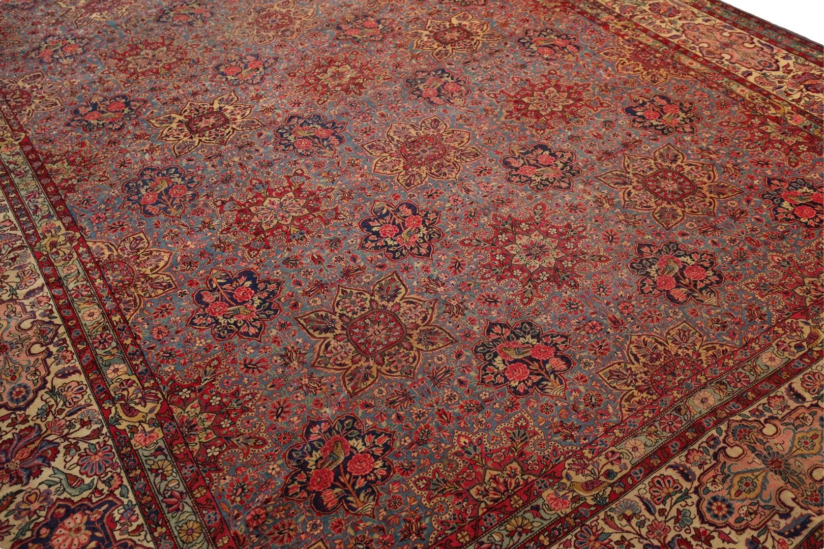 Wir stellen den exquisiten Kashan Dabir Teppich vor, ein wahres Meisterwerk, das durch seine bezaubernden Details und zeitlose Eleganz besticht. Dieses prächtige Stück hat einen ruhigen hellblauen Hintergrund, der die Bühne für ein verführerisches