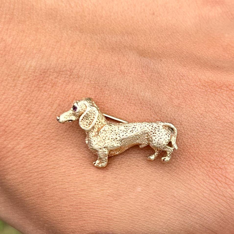 Dachshund 14K Yellow Gold Ruby Eye Dog Brooch by William Ruser In Good Condition In Addison, TX