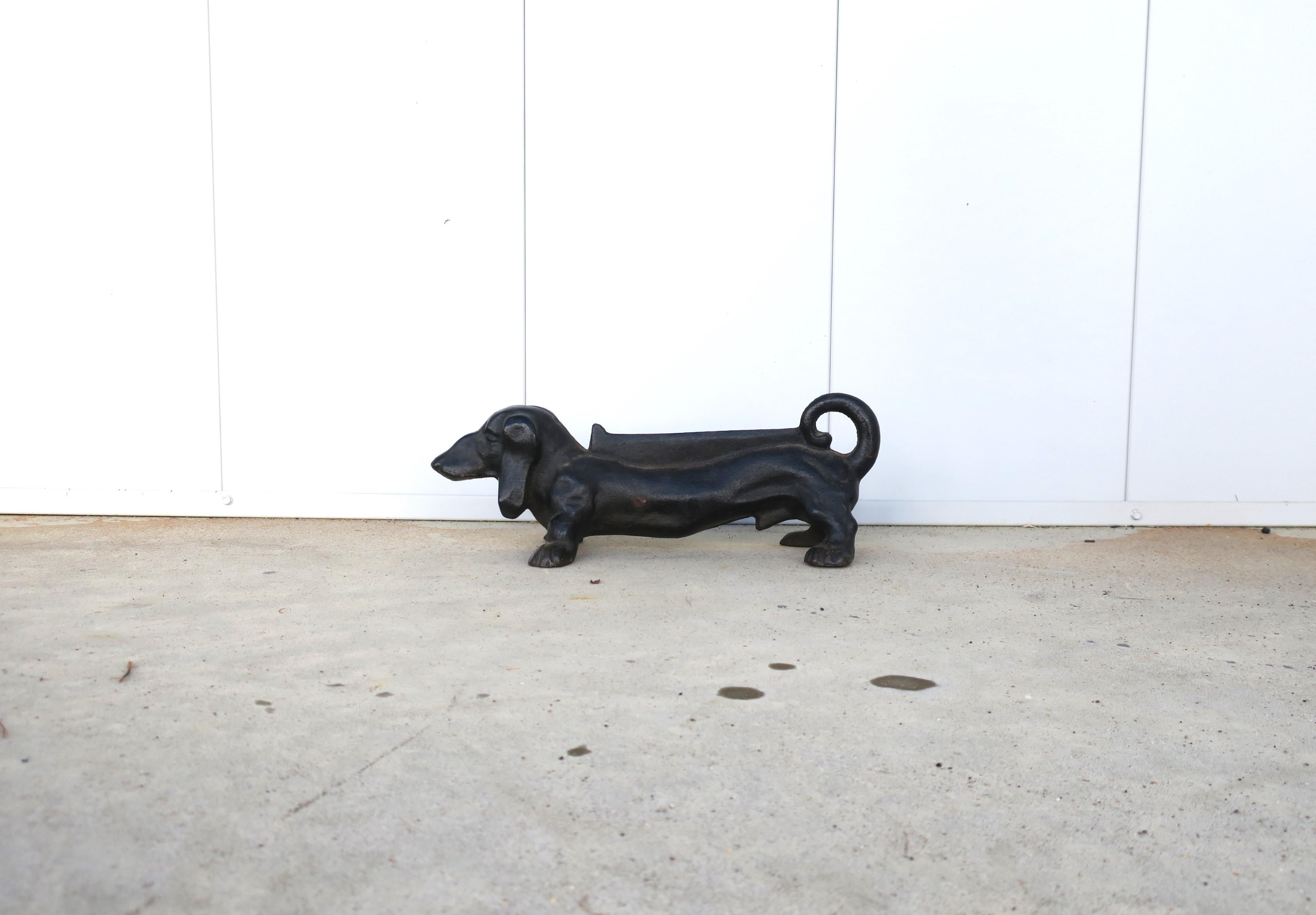 Look at this cutie pie..! A substantial blackened iron Dachshund dog doorstop and boot scraper, circa early 20th century. 

Dimensions: 5.88