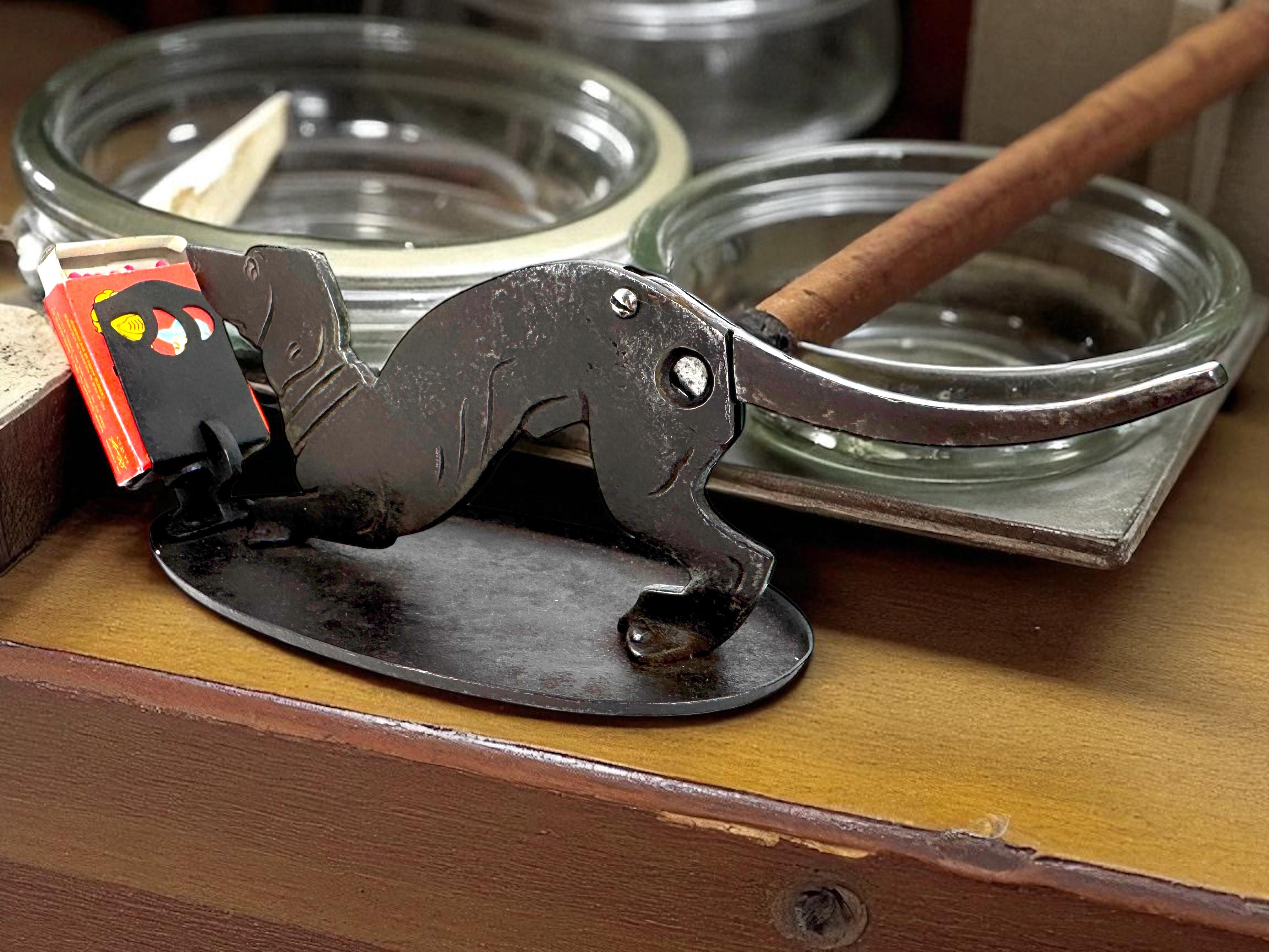 Teckel Figural Coupe-cigare et porte-allumettes Art et artisanat allemand ancien en vente 9