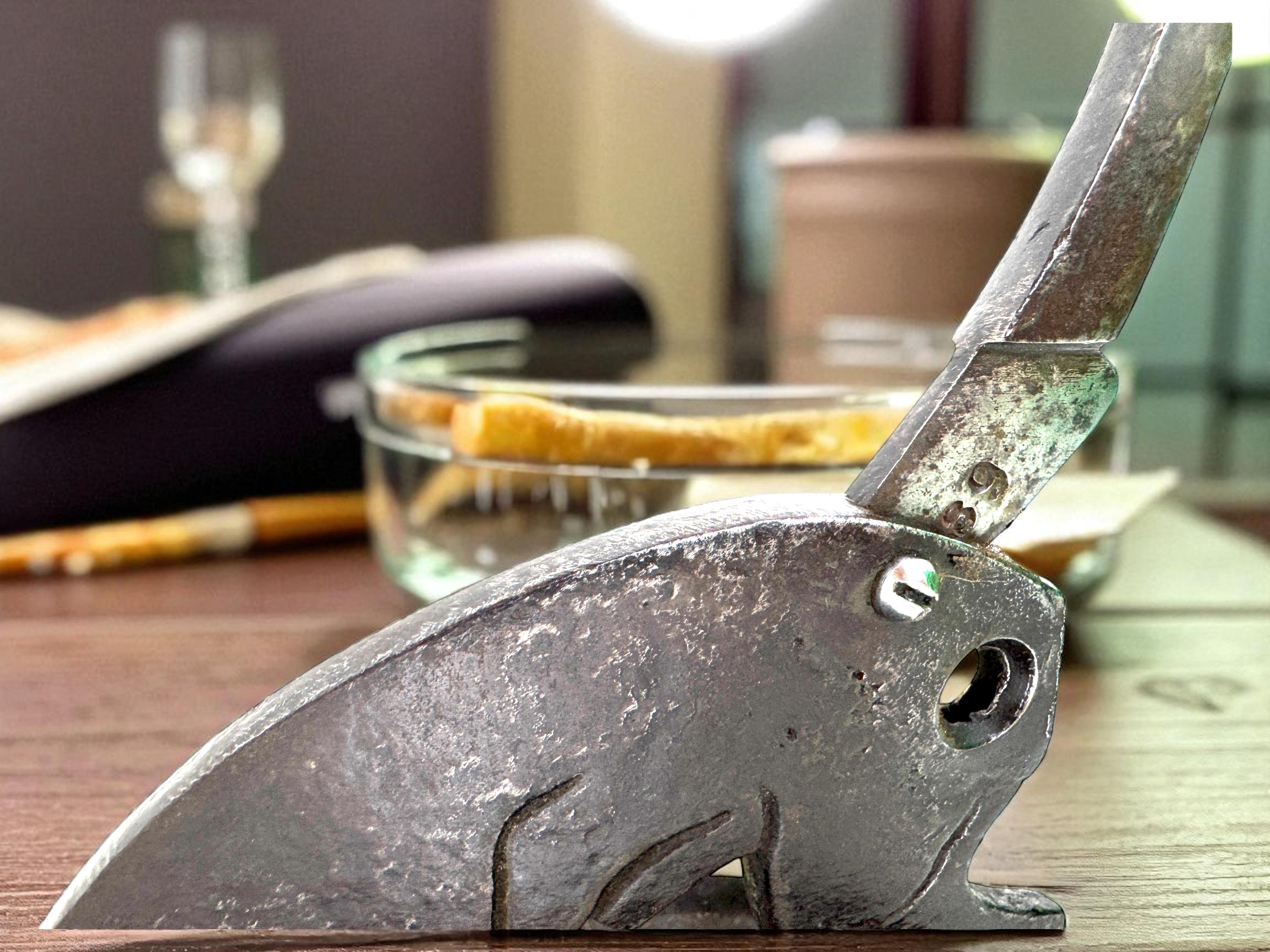 Teckel Figural Coupe-cigare et porte-allumettes Art et artisanat allemand ancien en vente 12