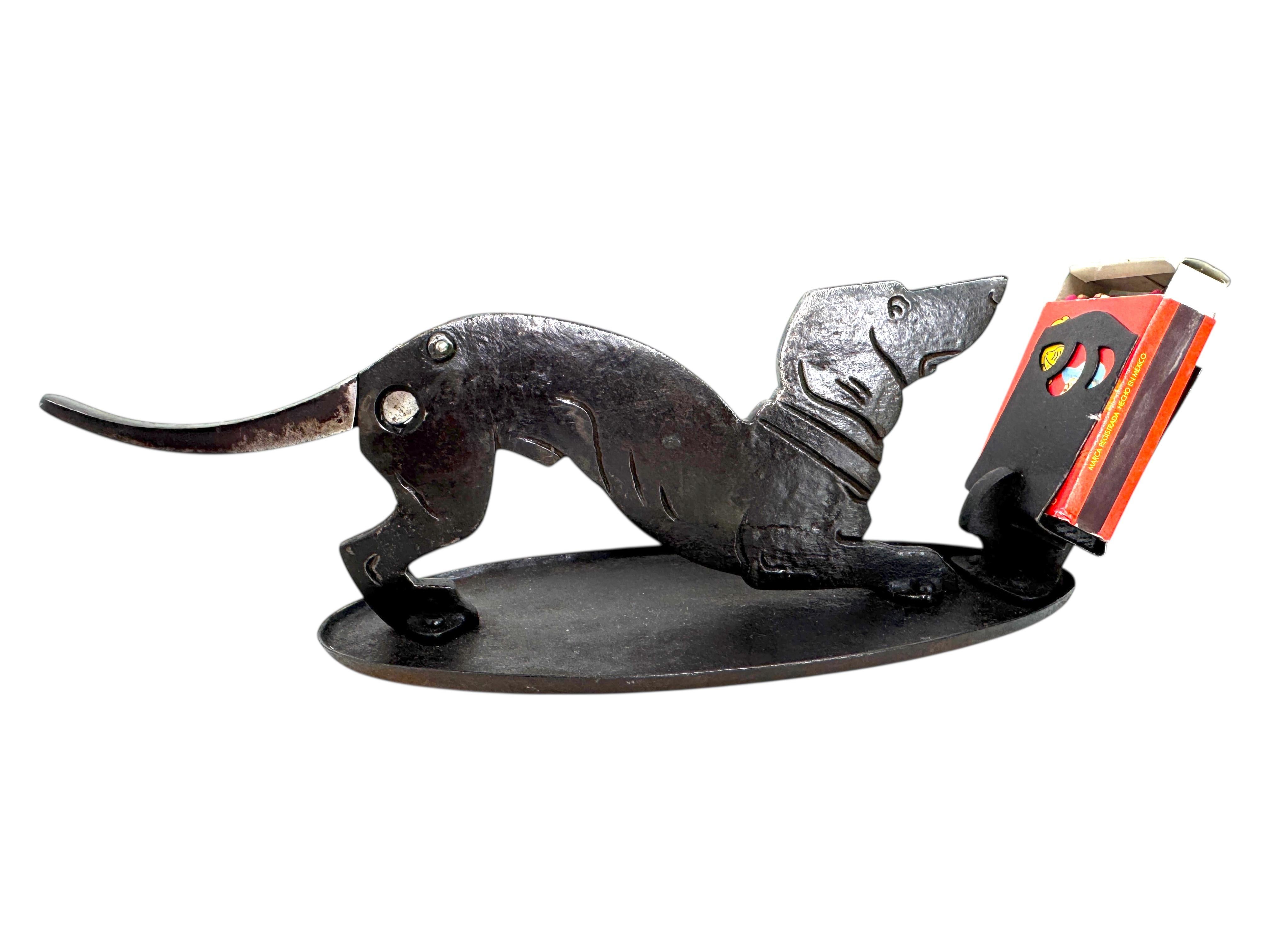 Rare coupe-cigare en fer de style Arts and Crafts avec porte-allumettes - Motif de chien teckel, c.1900

Ce coupe-cigare en fer avec porte-allumettes intégré est une pièce exceptionnelle et rare du mouvement Arts and Crafts. Il témoigne de la