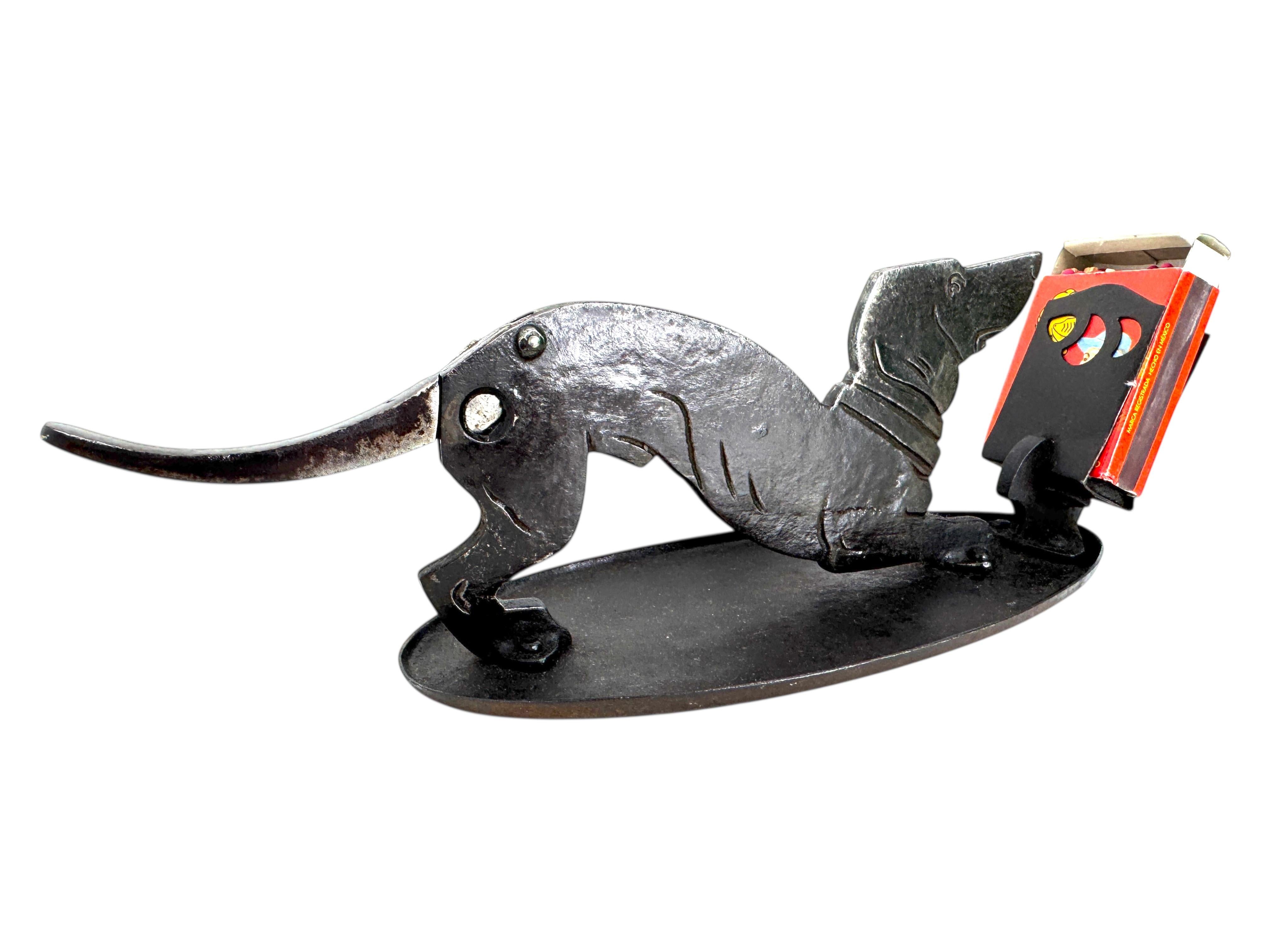 Arts and Crafts Teckel Figural Coupe-cigare et porte-allumettes Art et artisanat allemand ancien en vente