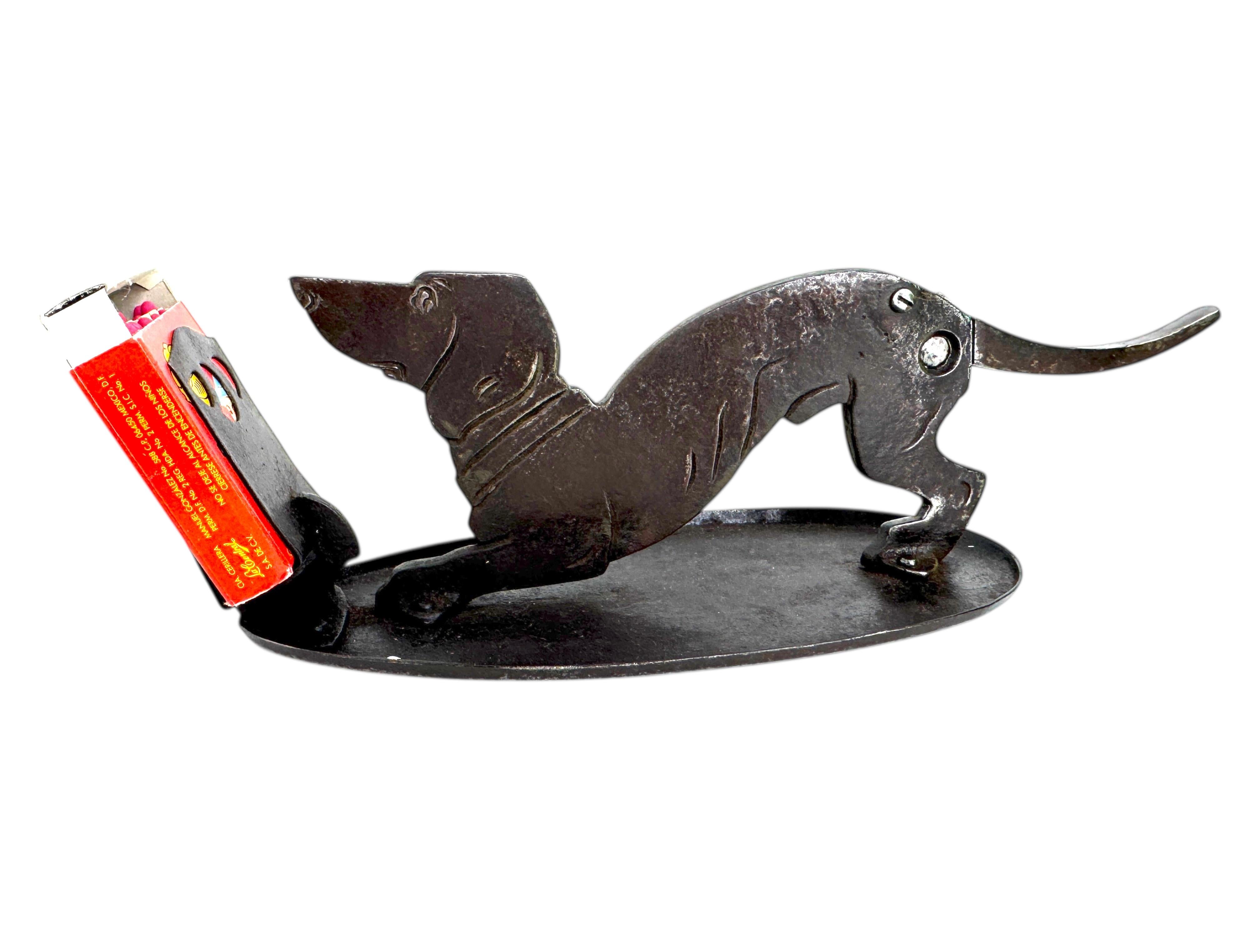 Métal Teckel Figural Coupe-cigare et porte-allumettes Art et artisanat allemand ancien en vente