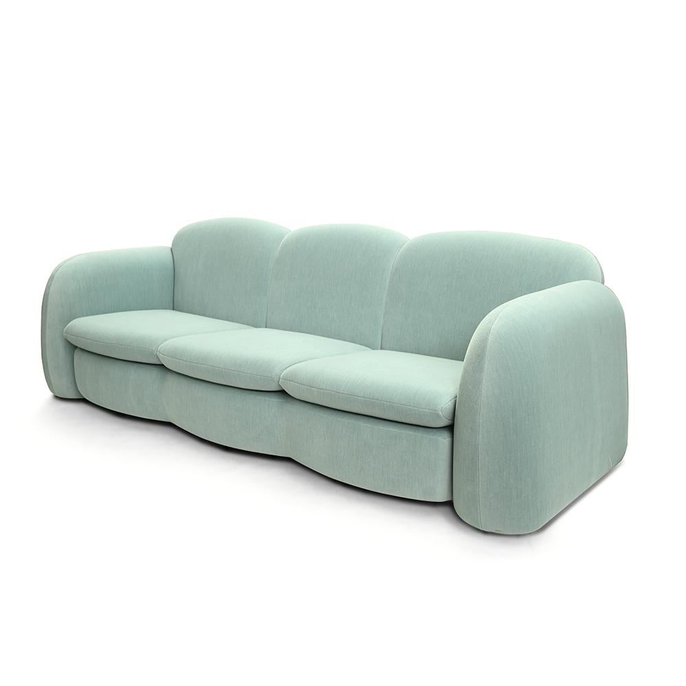 El Sofá Penta, creado para las zonas comunes del hotel, ejemplifica el enfoque de Daciano del diseño funcional, combinando líneas sencillas y consideraciones ergonómicas.