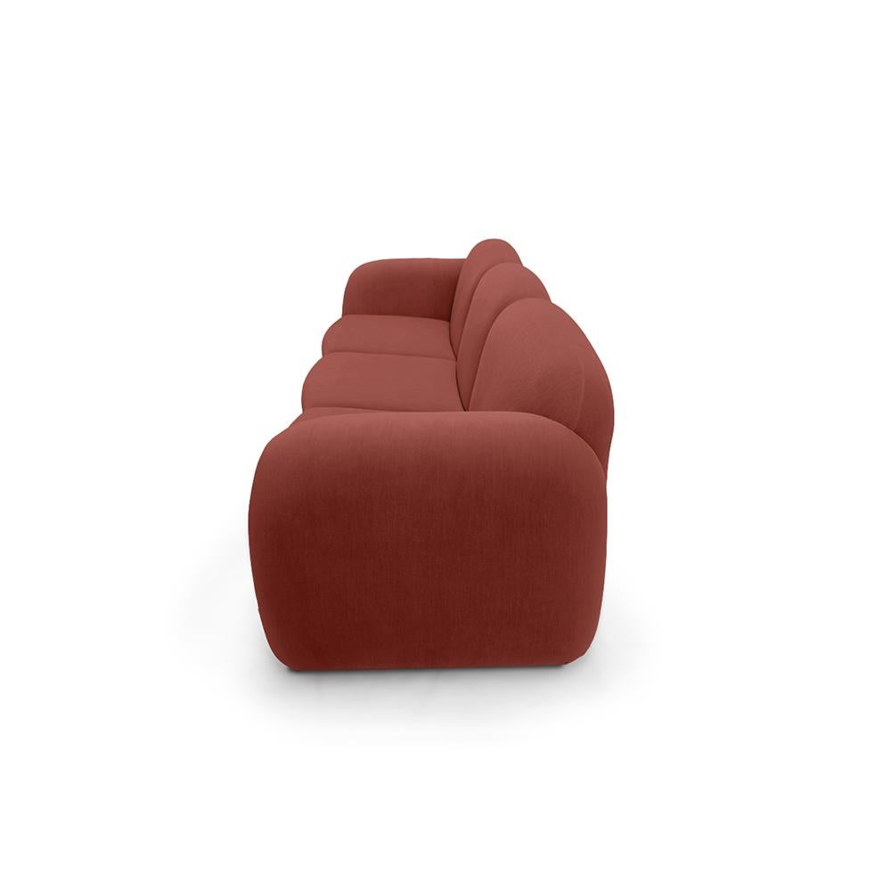 Il Penta Sofa, creato per le aree comuni dell'hotel, esemplifica l'approccio di Daciano al design funzionale, combinando linee semplici e considerazioni ergonomiche.