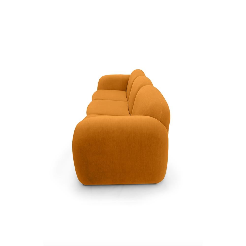 Il Penta Sofa, creato per le aree comuni dell'hotel, esemplifica l'approccio di Daciano al design funzionale, combinando linee semplici e considerazioni ergonomiche.