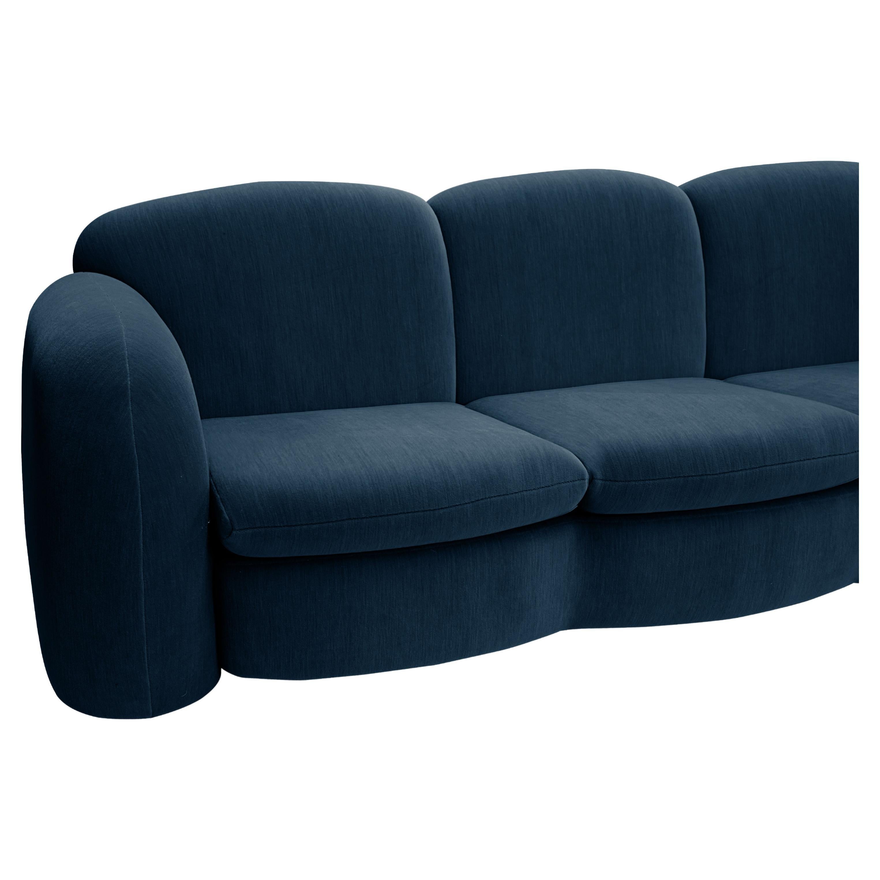 El Sofá Penta, creado para las zonas comunes del hotel, ejemplifica el enfoque de Daciano del diseño funcional, combinando líneas sencillas y consideraciones ergonómicas.