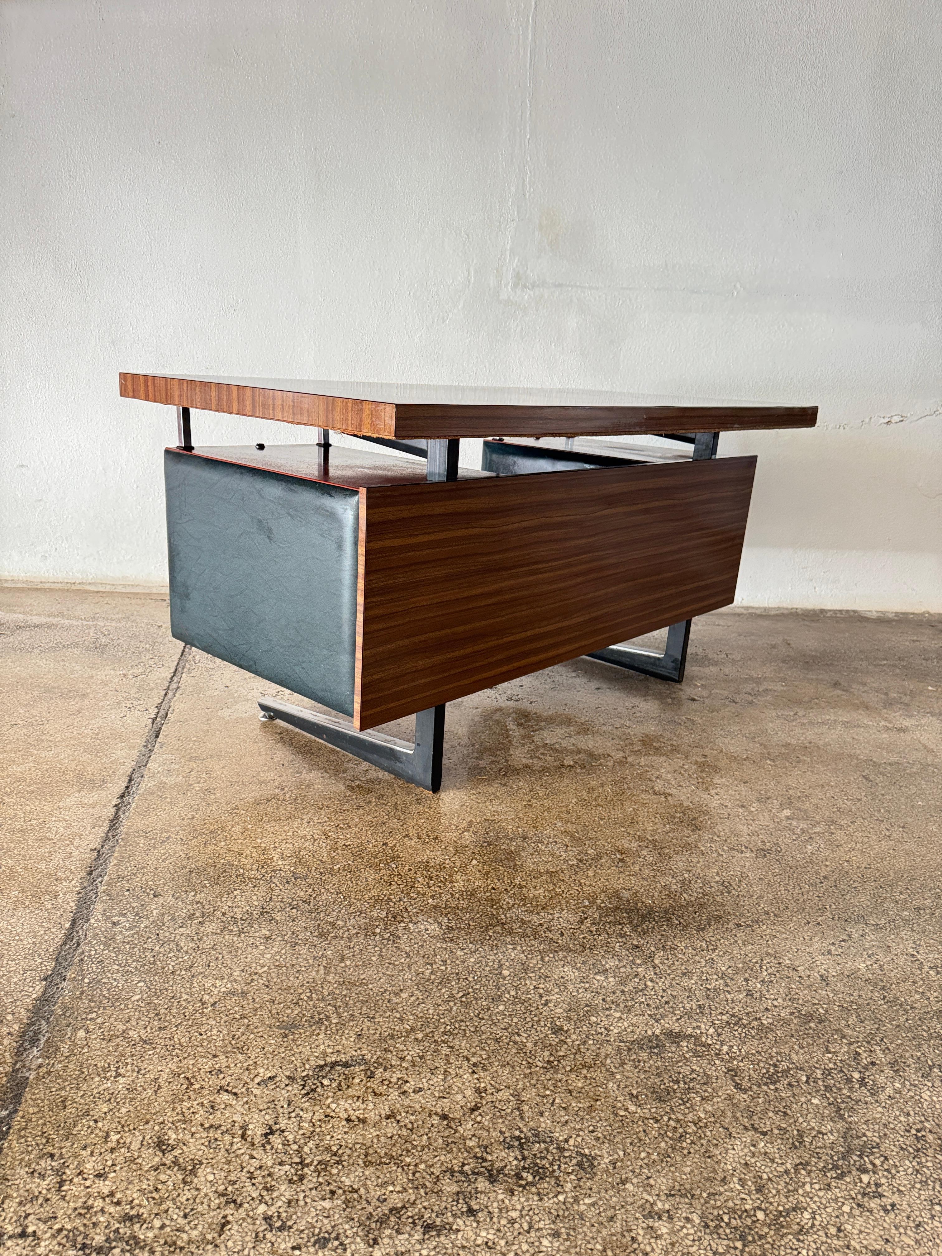 Daciano da Costa Bureau de direction moderniste en acier orange formica Portugal 1970 en vente 3