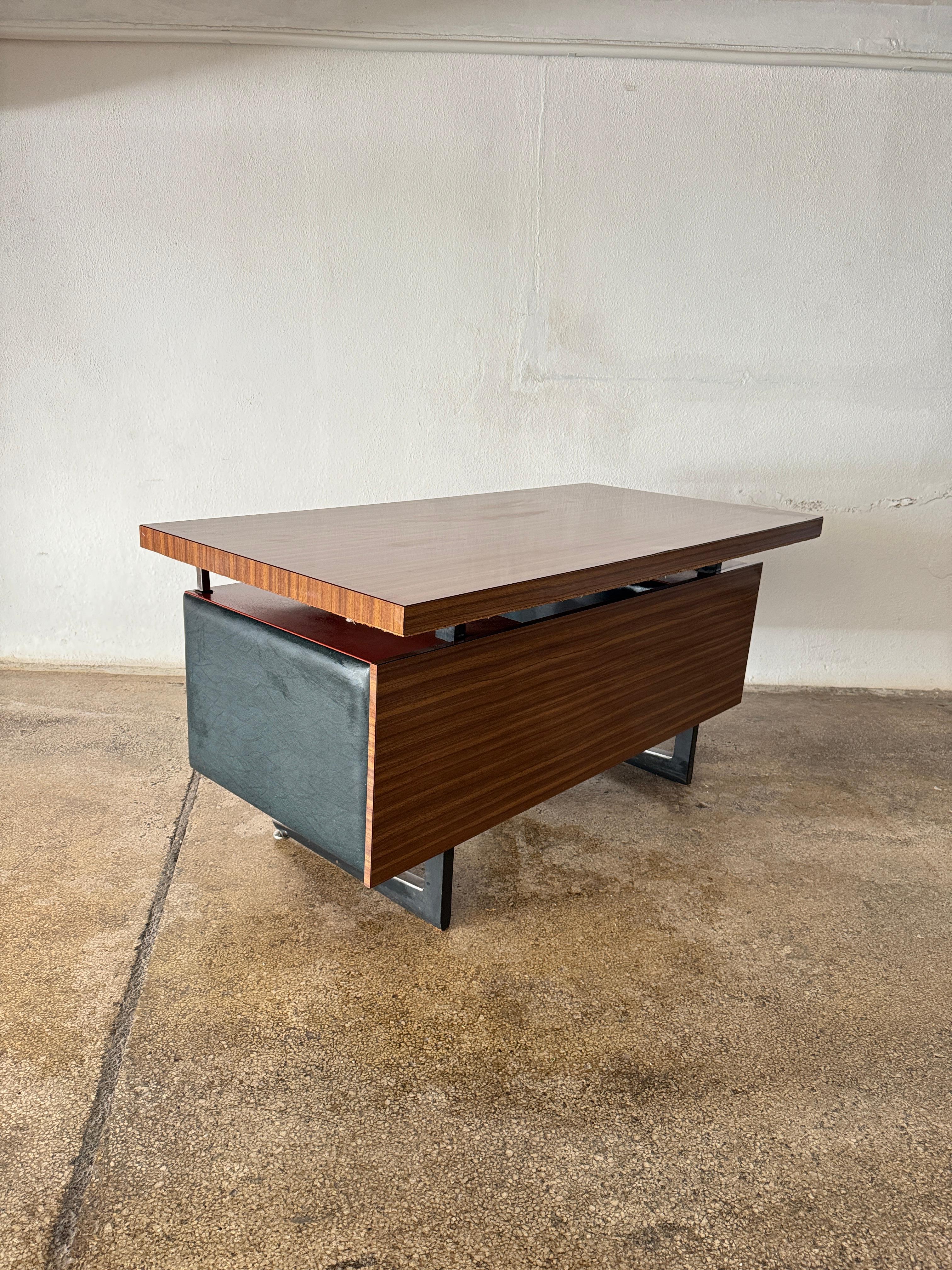 Daciano da Costa Bureau de direction moderniste en acier orange formica Portugal 1970 en vente 4