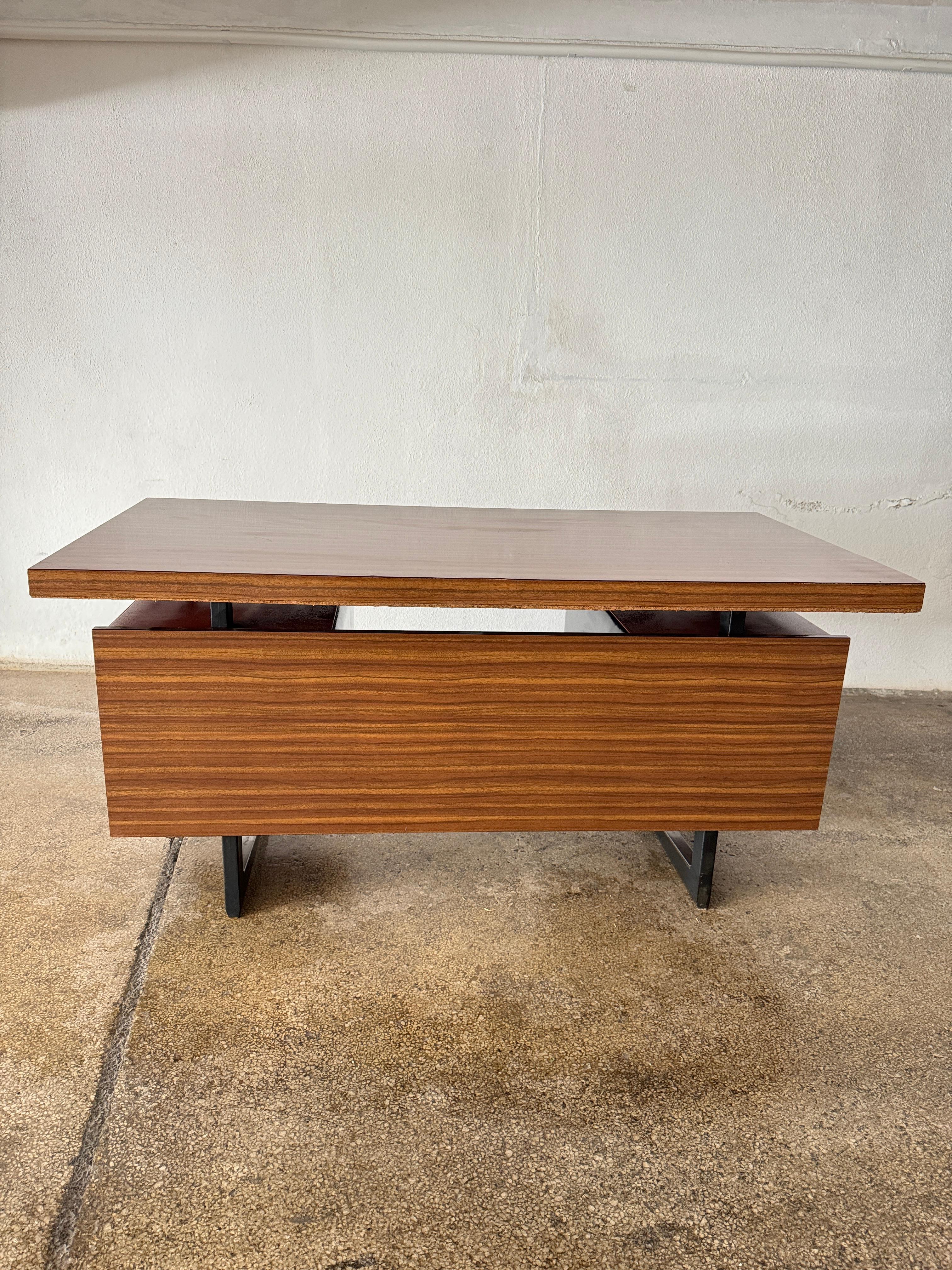Daciano da Costa Bureau de direction moderniste en acier orange formica Portugal 1970 en vente 5