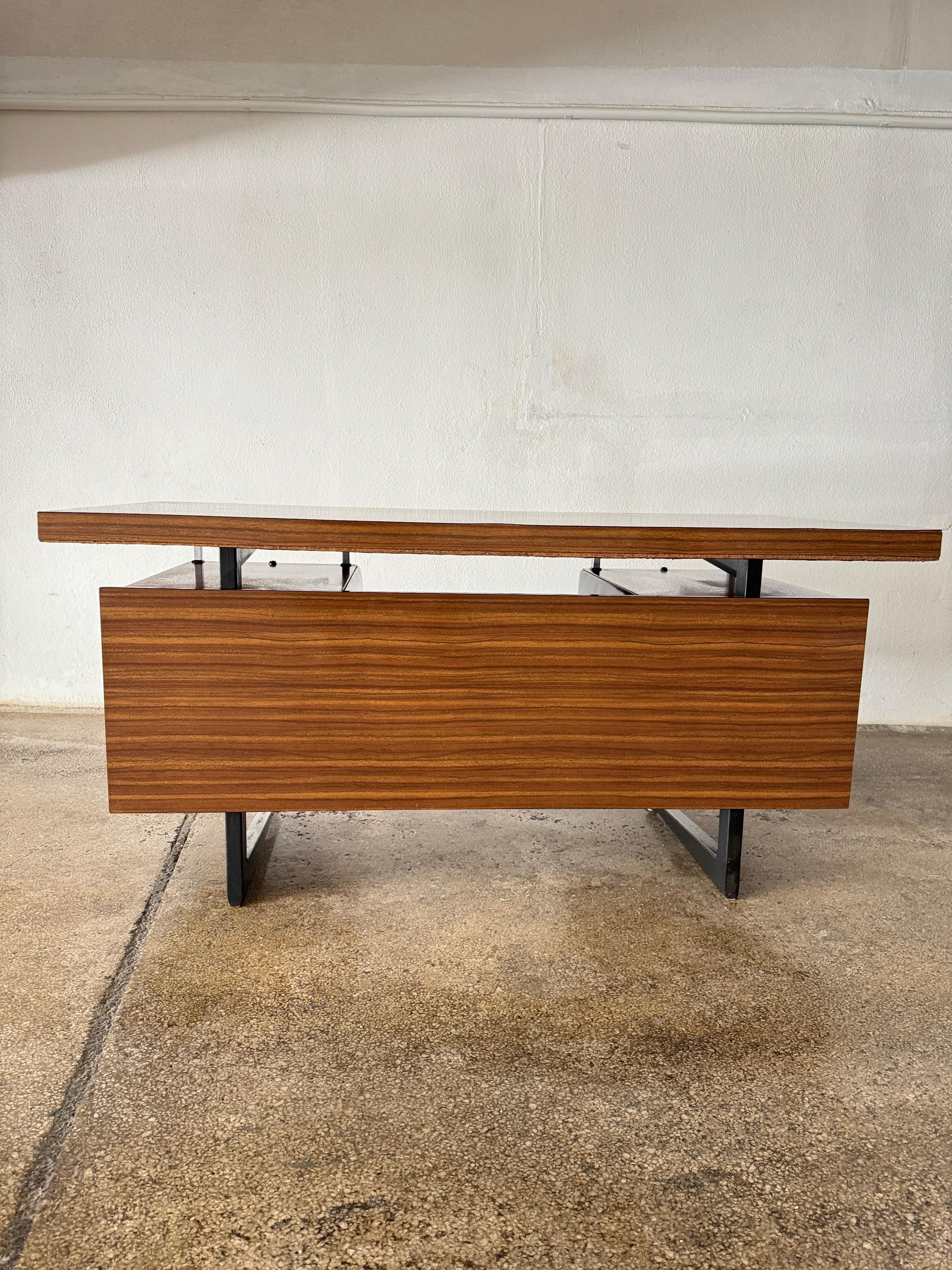Daciano da Costa Bureau de direction moderniste en acier orange formica Portugal 1970 en vente 6