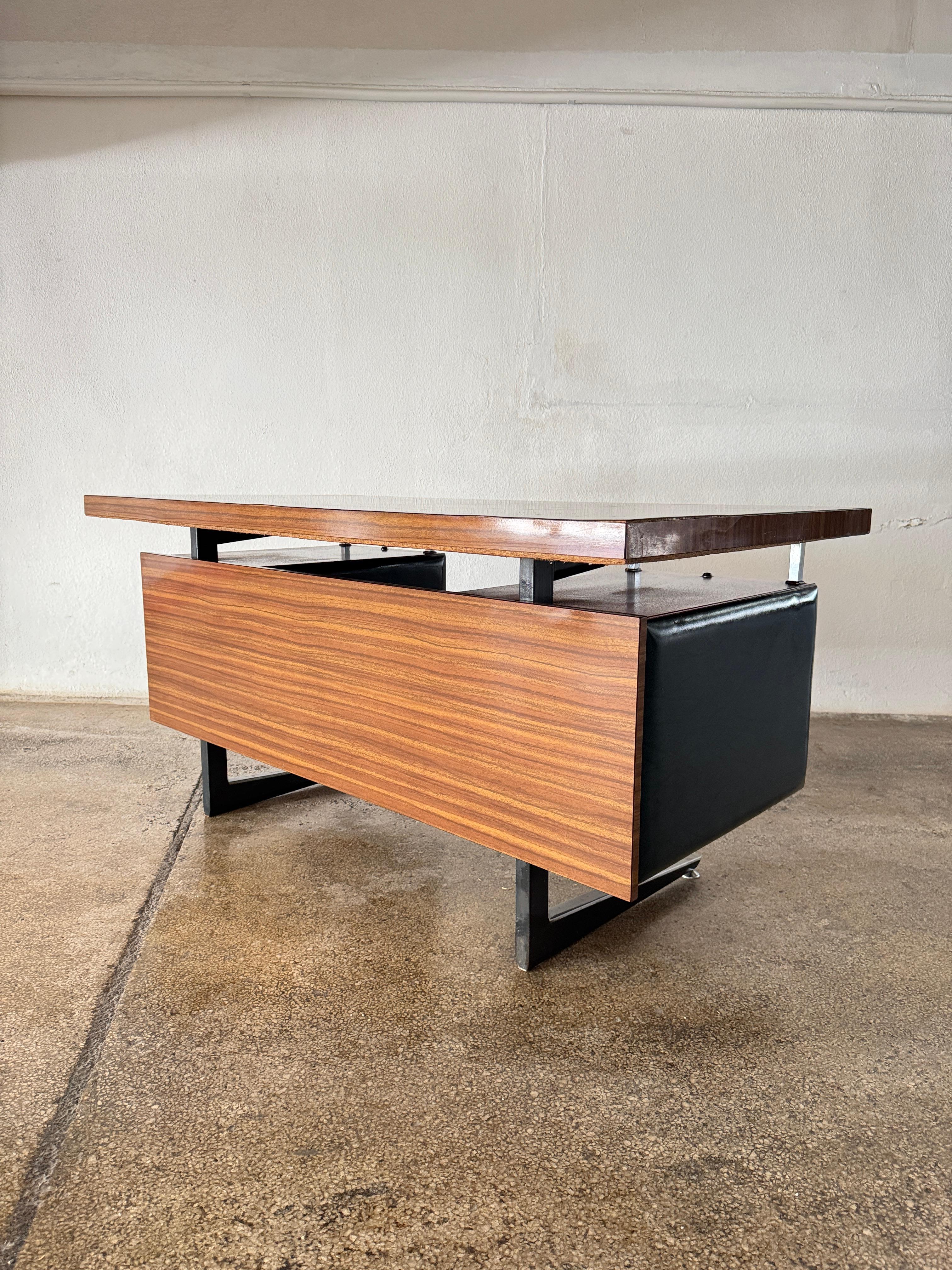 Daciano da Costa Bureau de direction moderniste en acier orange formica Portugal 1970 en vente 7