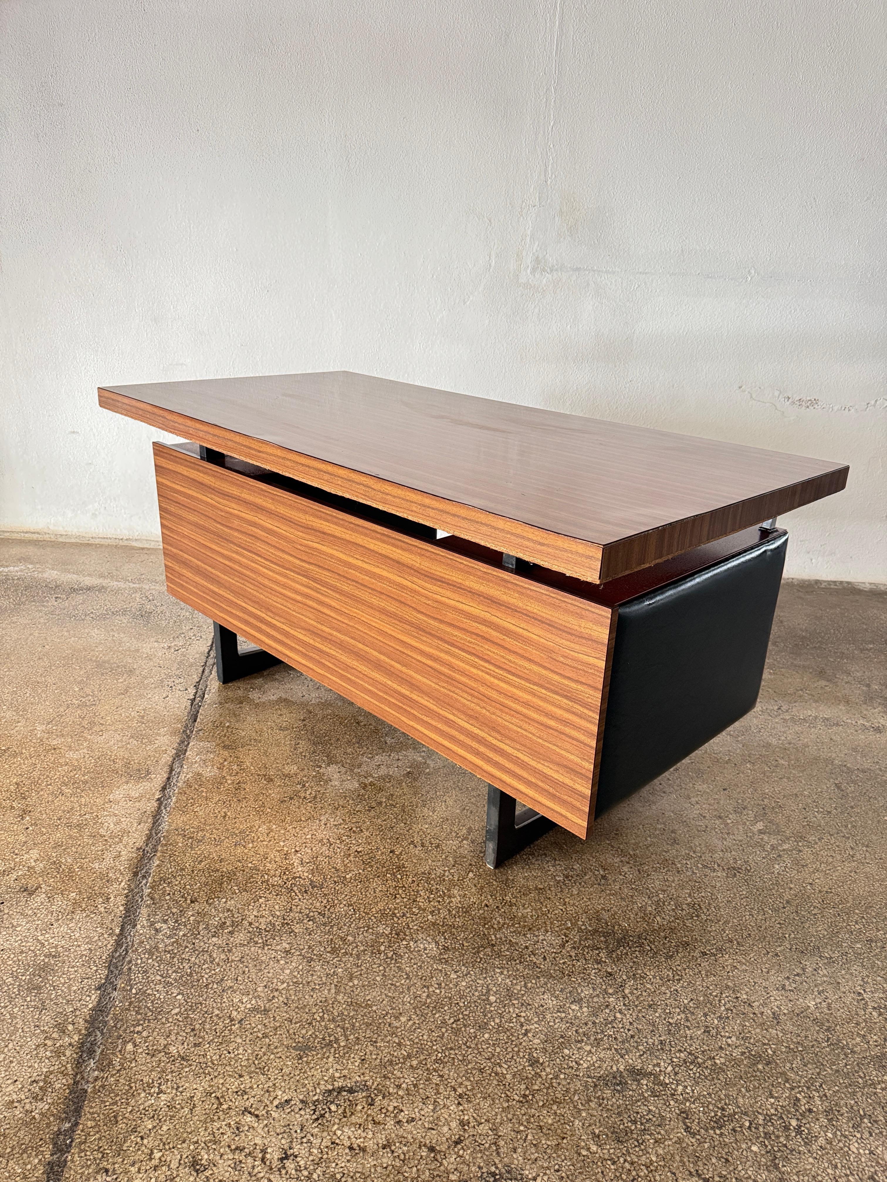 Daciano da Costa Bureau de direction moderniste en acier orange formica Portugal 1970 en vente 8