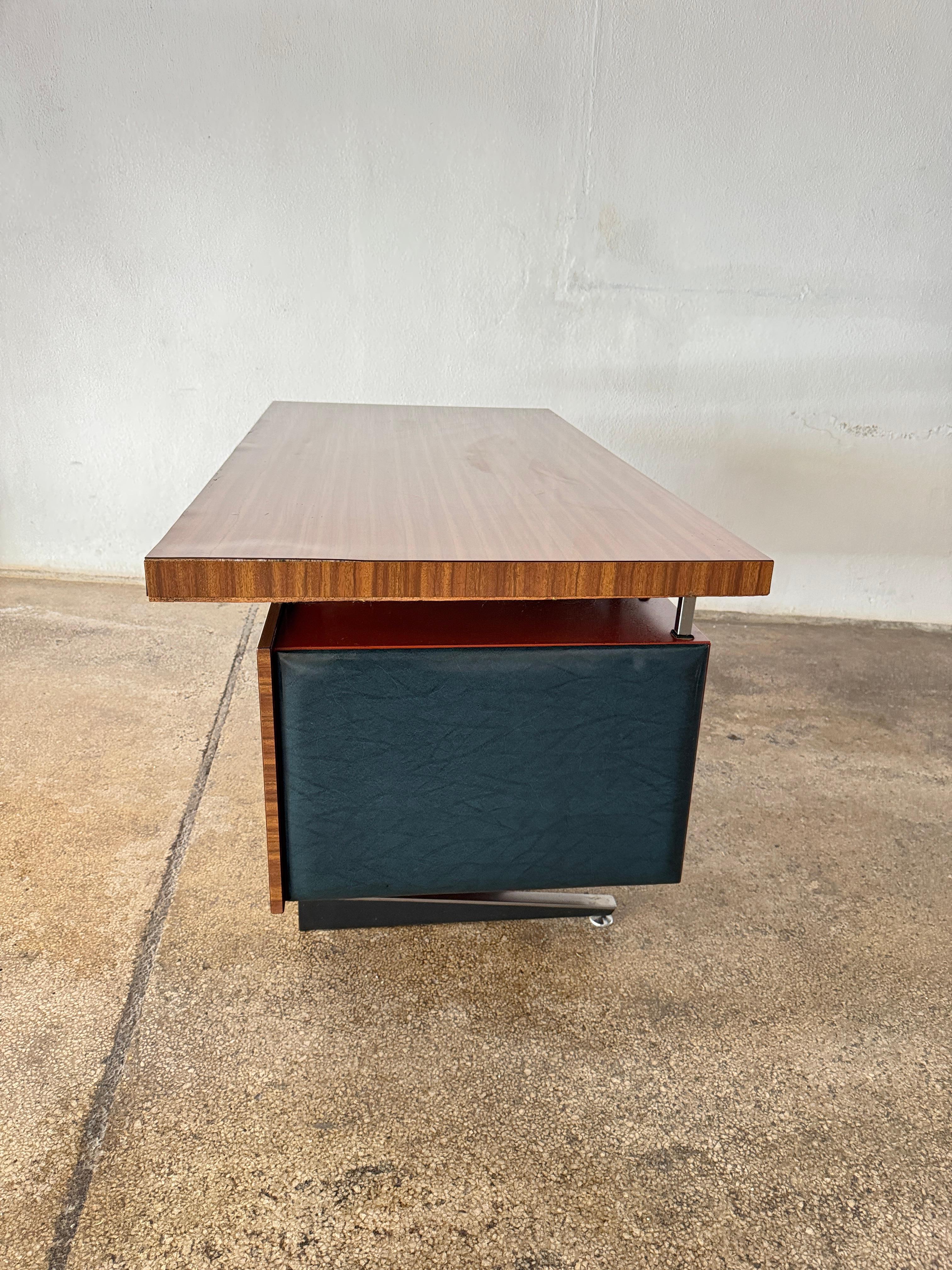 Daciano da Costa Bureau de direction moderniste en acier orange formica Portugal 1970 en vente 9