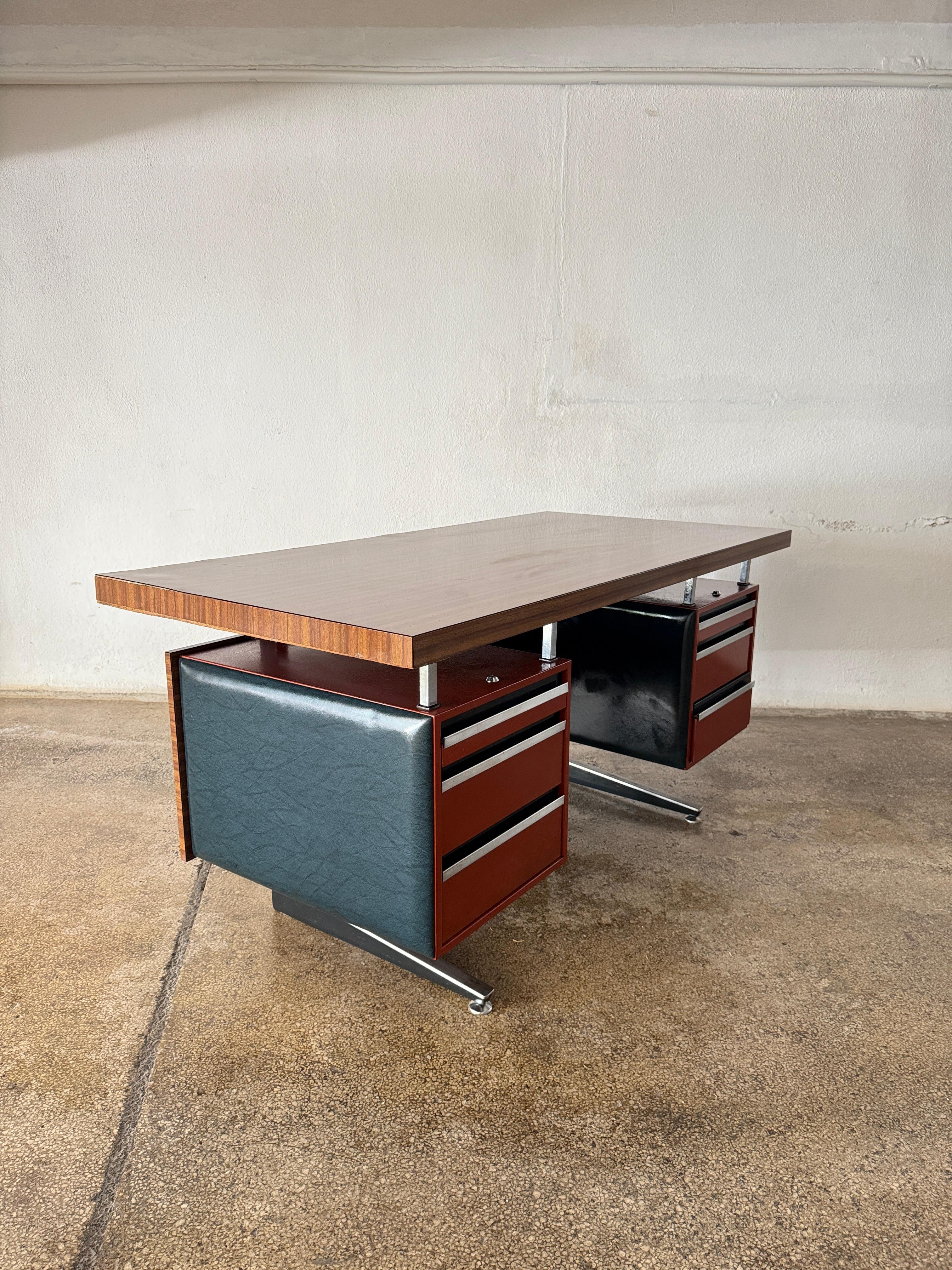 Daciano da Costa Bureau de direction moderniste en acier orange formica Portugal 1970 en vente 12