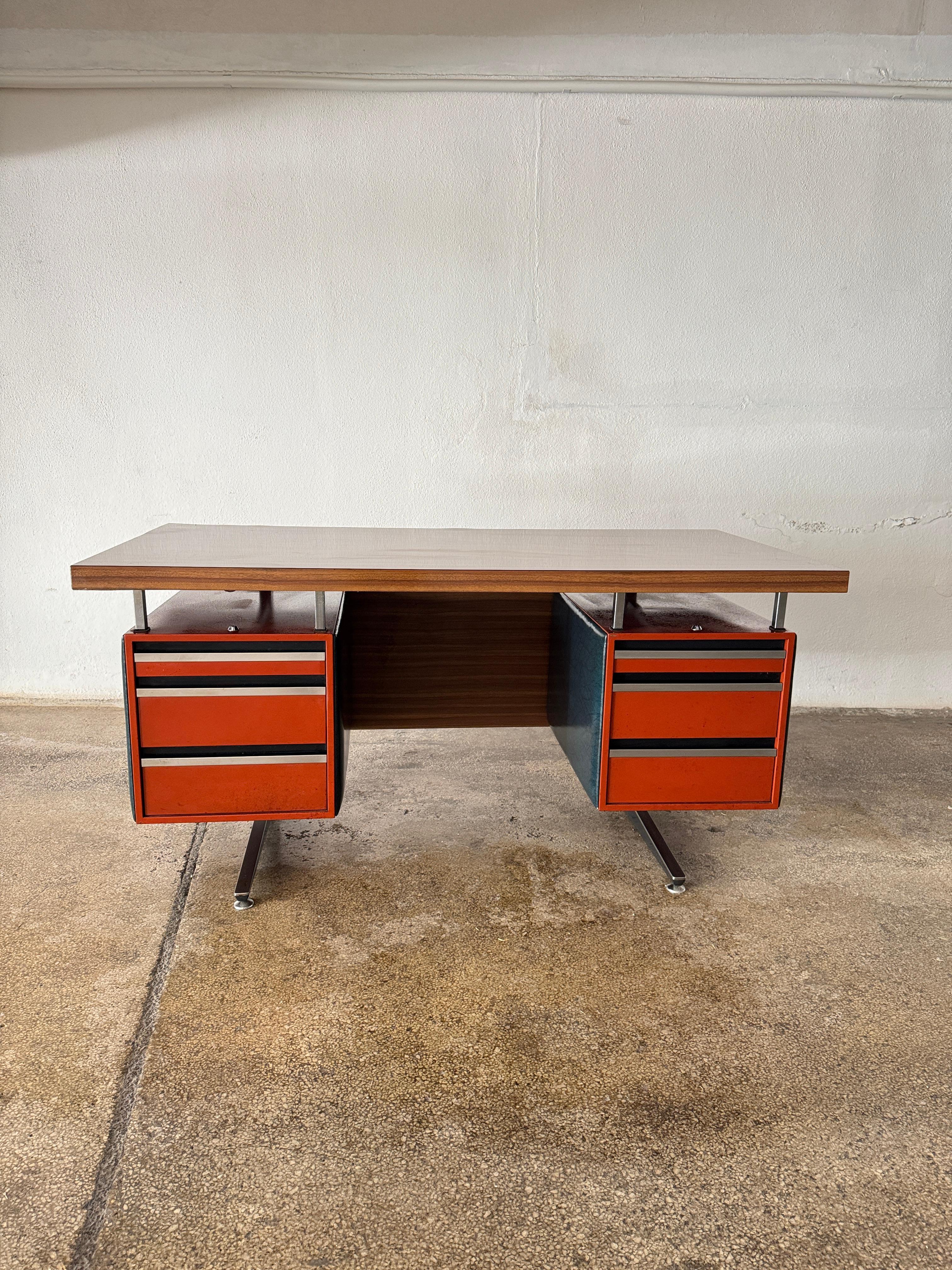 Ce bureau de direction remarquable a été conçu par Daciano da Costa pour Metalúrgica da Longra et fait probablement partie de la série emblématique Linha Cortez développée dans les années 1970. Il reflète la forte éthique moderniste du mobilier