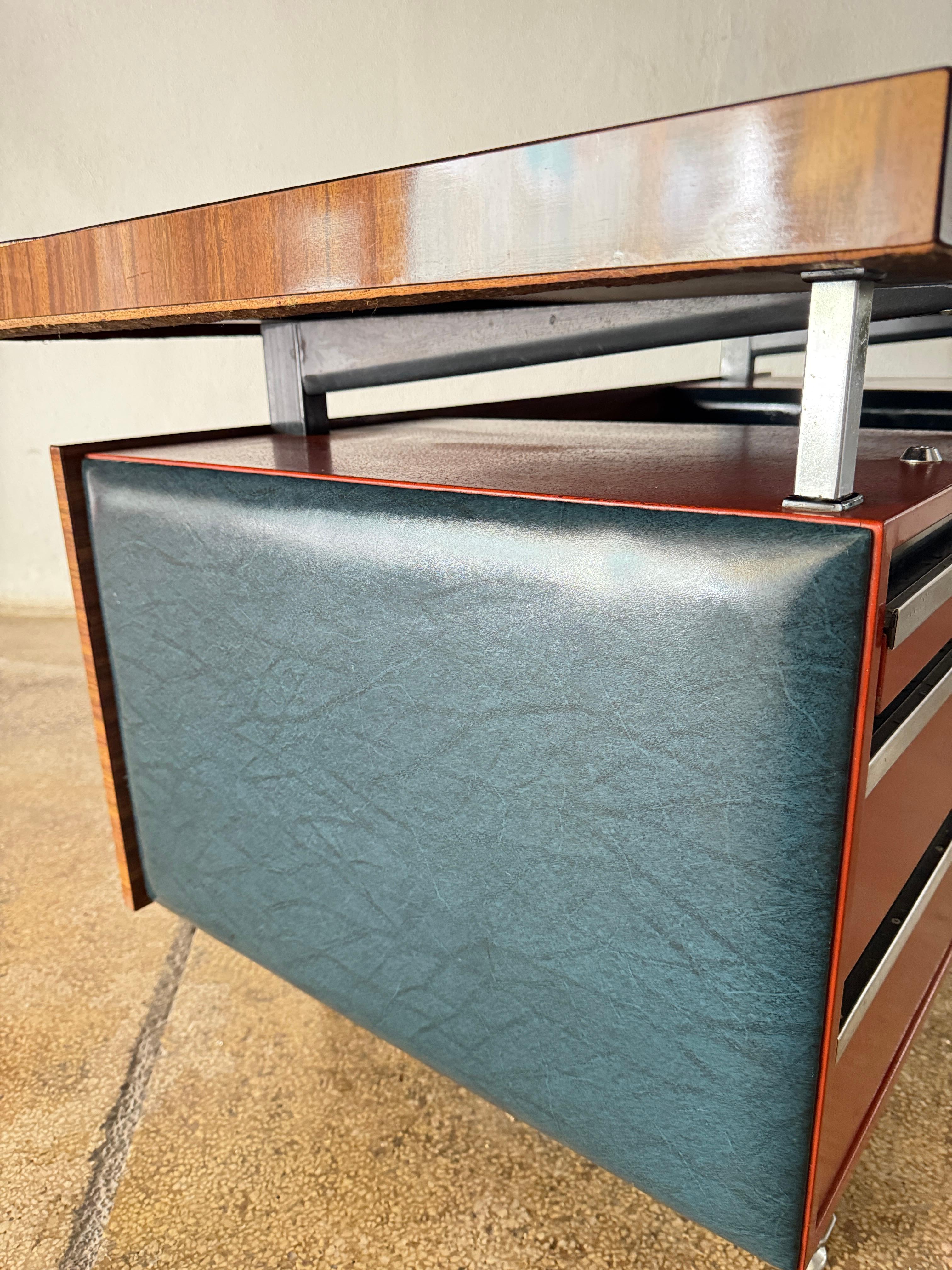 Daciano da Costa Bureau de direction moderniste en acier orange formica Portugal 1970 en vente 13