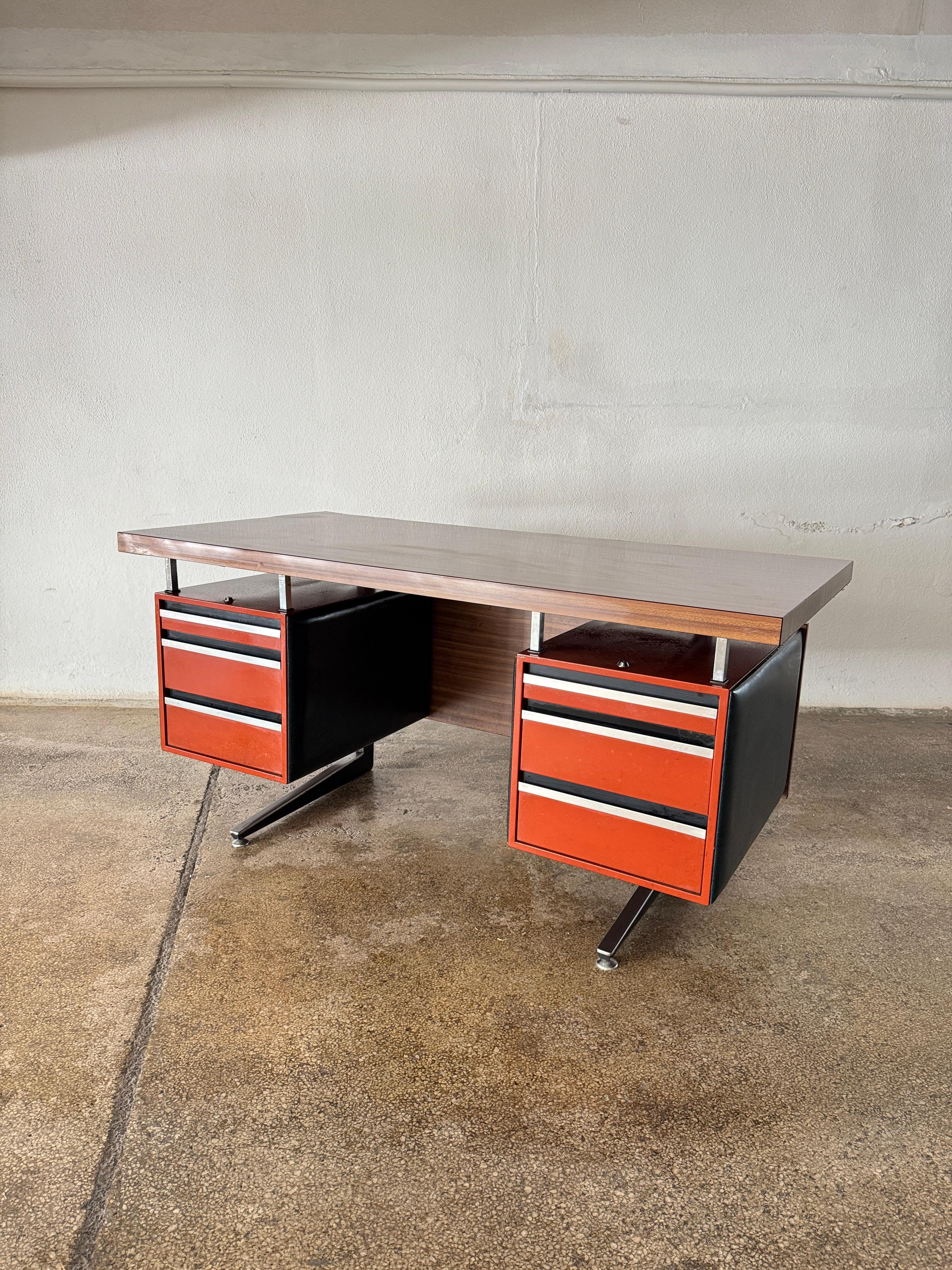 Mid-Century Modern Daciano da Costa Bureau de direction moderniste en acier orange formica Portugal 1970 en vente