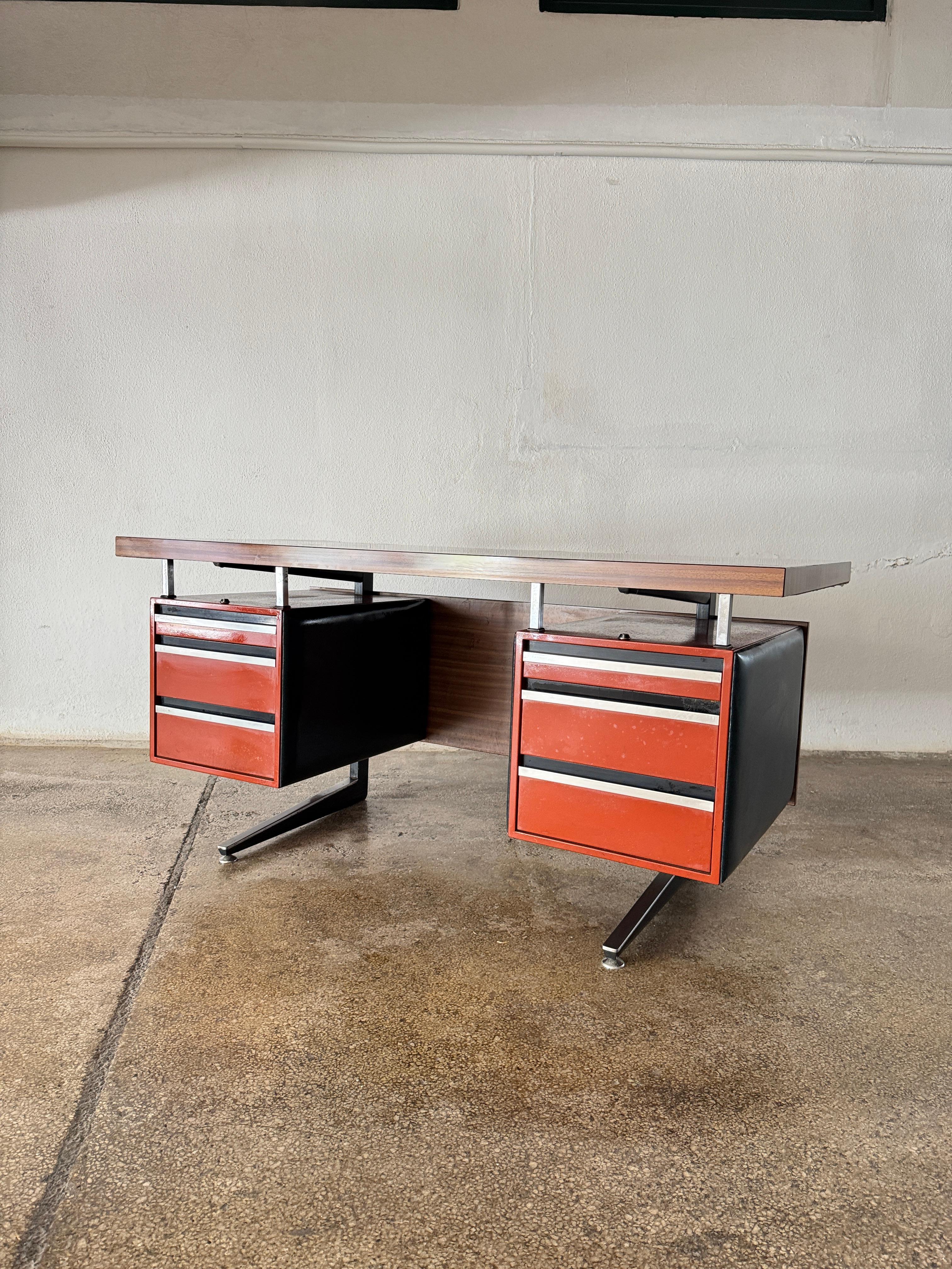 Portugais Daciano da Costa Bureau de direction moderniste en acier orange formica Portugal 1970 en vente