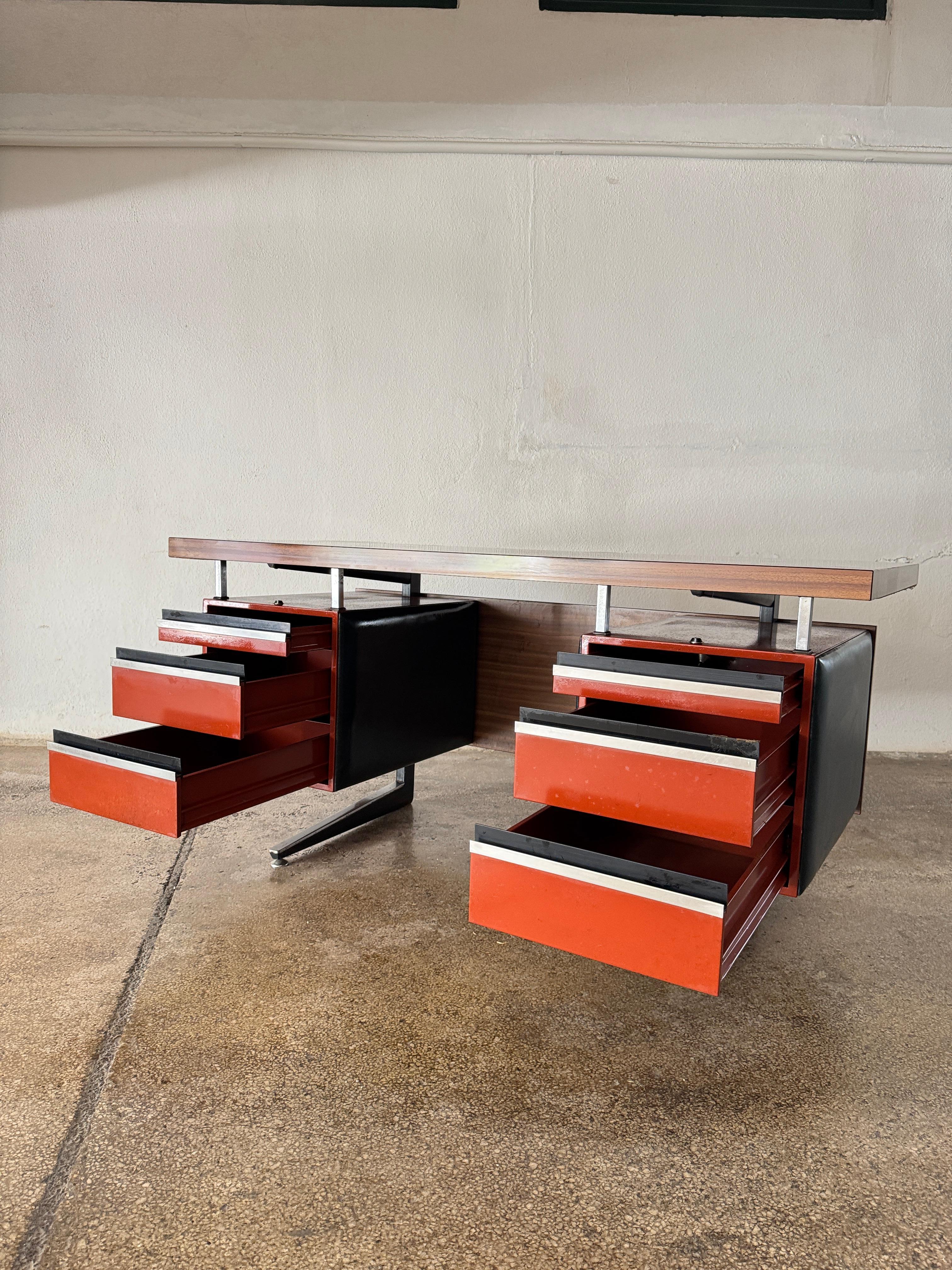 Daciano da Costa Bureau de direction moderniste en acier orange formica Portugal 1970 Bon état - En vente à Lisboa, PT