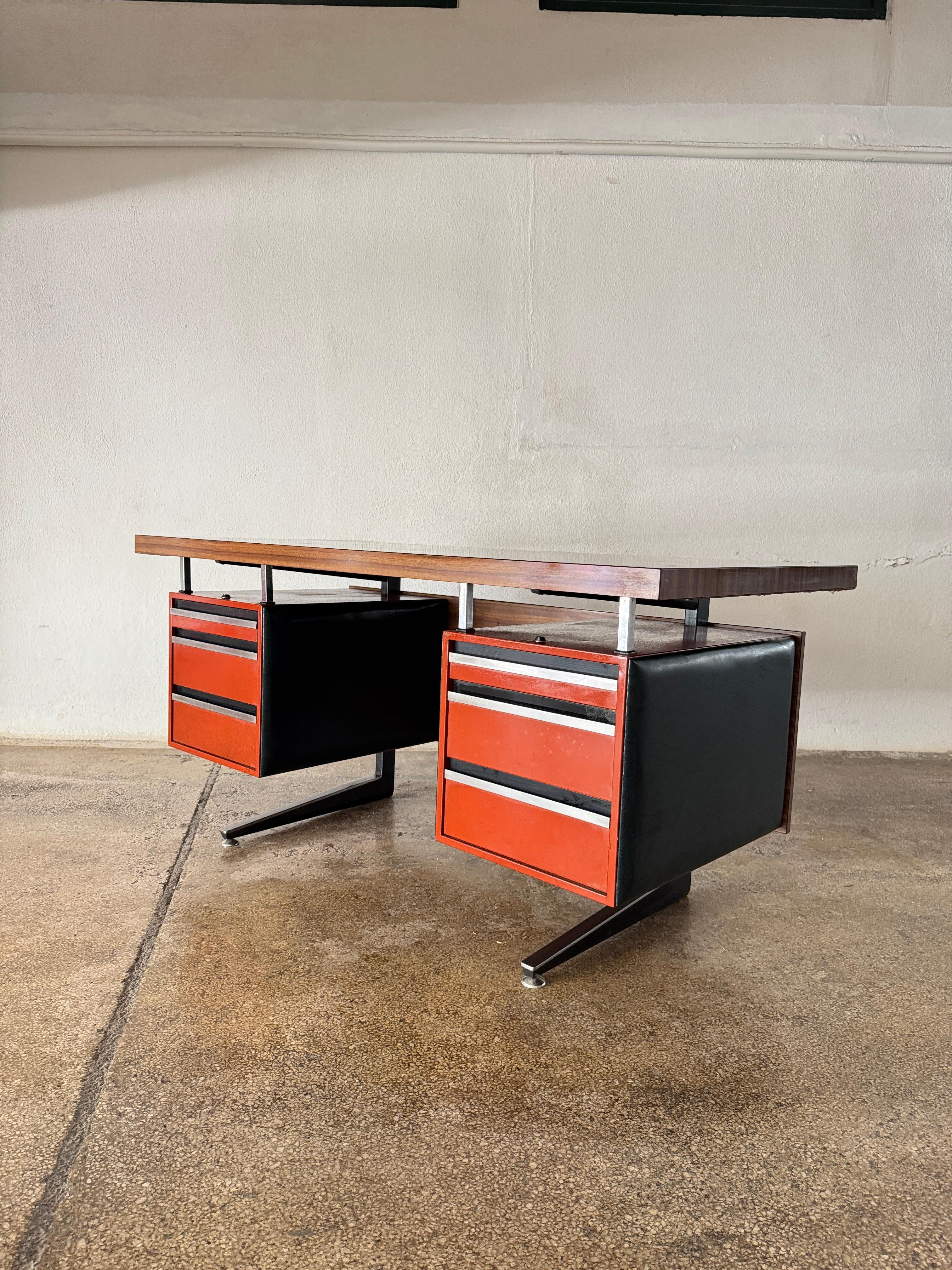 Fin du 20e siècle Daciano da Costa Bureau de direction moderniste en acier orange formica Portugal 1970 en vente
