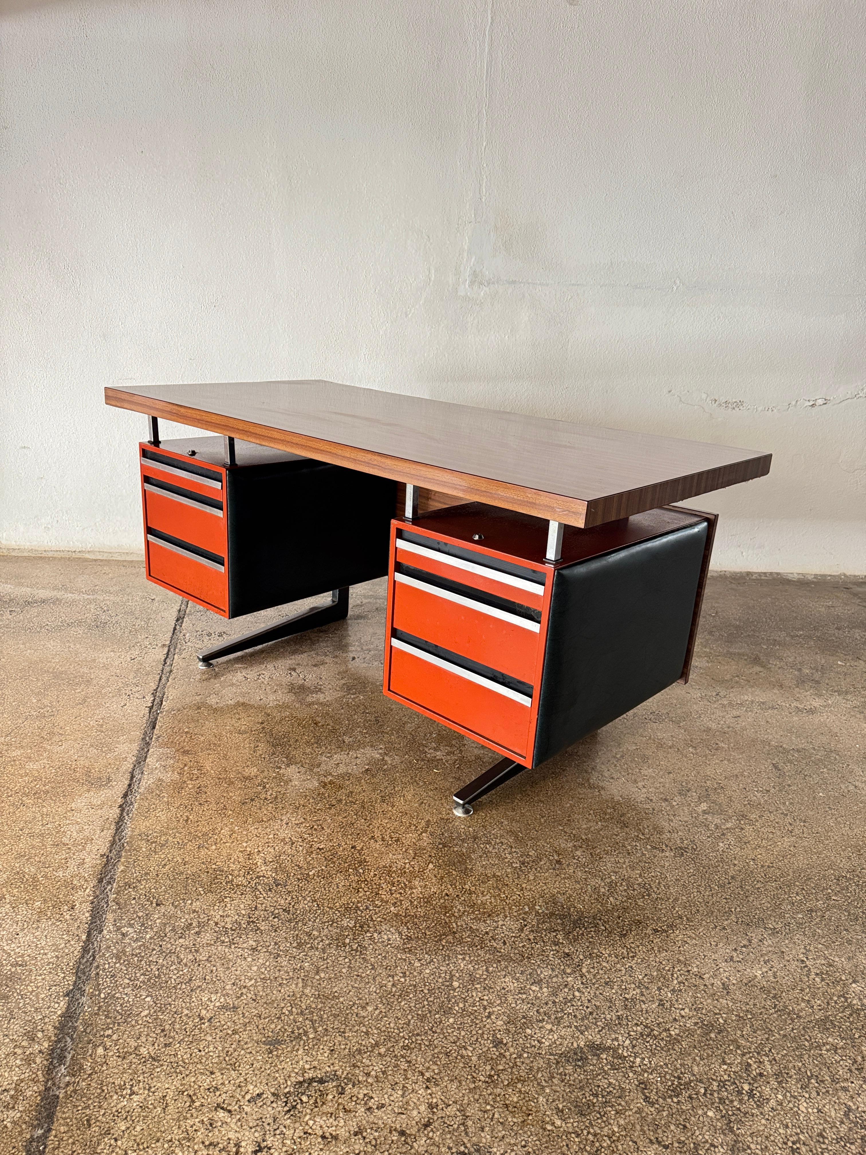 Acier Daciano da Costa Bureau de direction moderniste en acier orange formica Portugal 1970 en vente