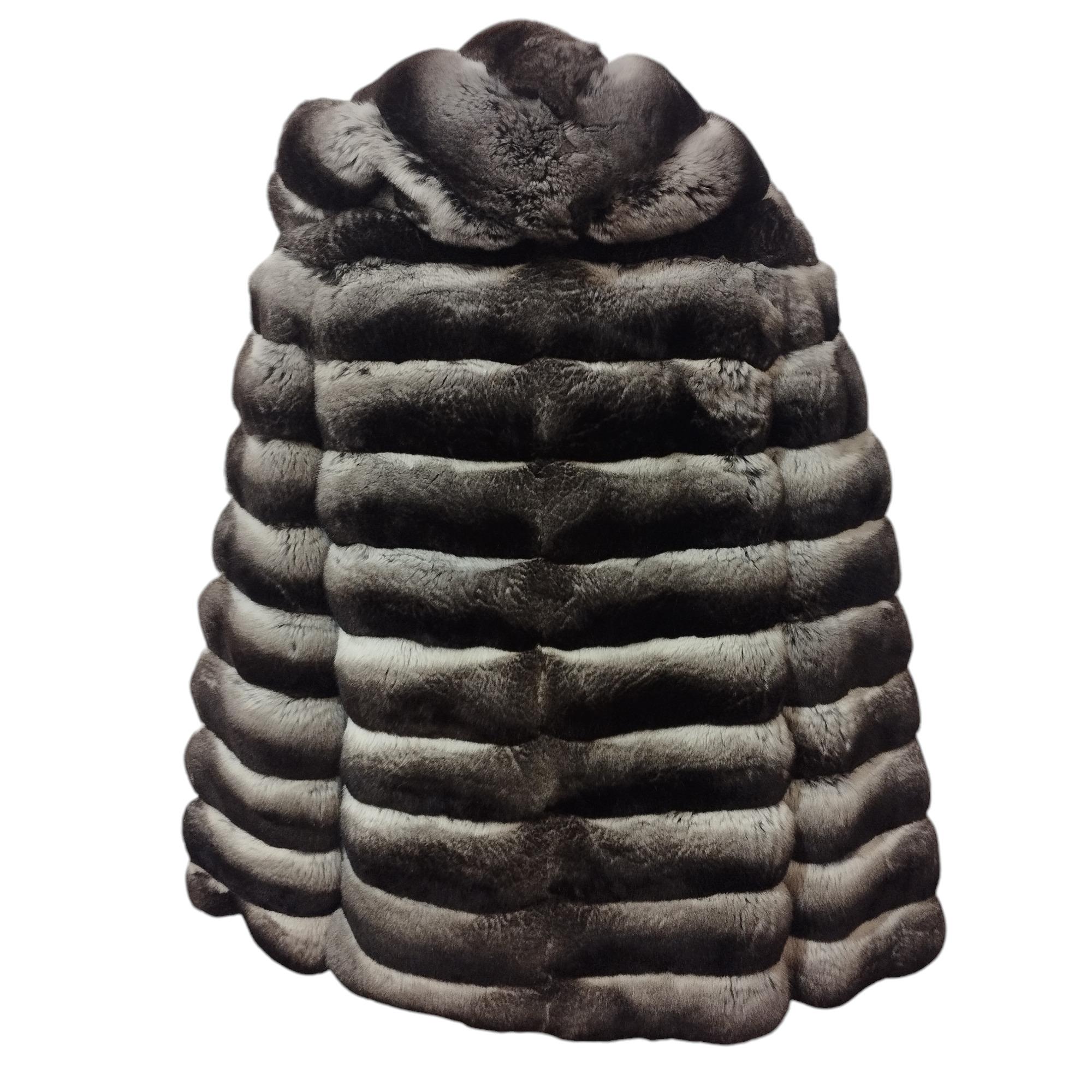 Una splendida pelliccia italiana
Edizione speciale x Franz Kraler Cortina / Dobbiaco
Vera pelliccia di cincillà
Colore grigio sfumato
Chiusura a zip
Due tasche 
Con cappuccio
Lunghezza spalla/orecchio cm 60 (23,6 pollici)
Spalla cm 50 (19,6