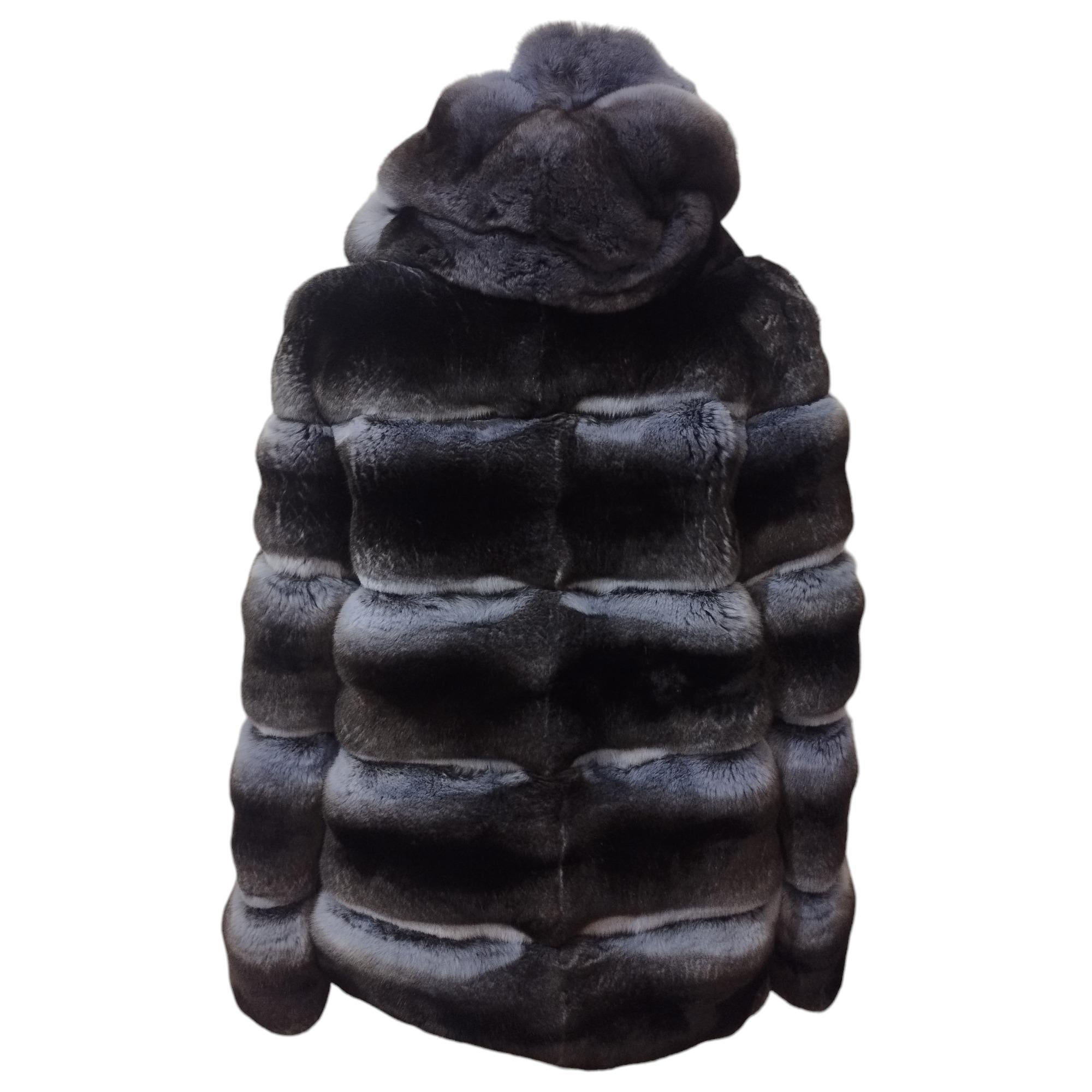 Una splendida pelliccia italiana
Edizione speciale x Franz Kraler Cortina / Dobbiaco
Vera pelliccia di cincillà
Colore blu sfumato
Chiusura automatica a bottone 
Due tasche 
Con cappuccio
Lunghezza spalla/orecchio cm 60 (23,6 pollici)
Spalla cm 50