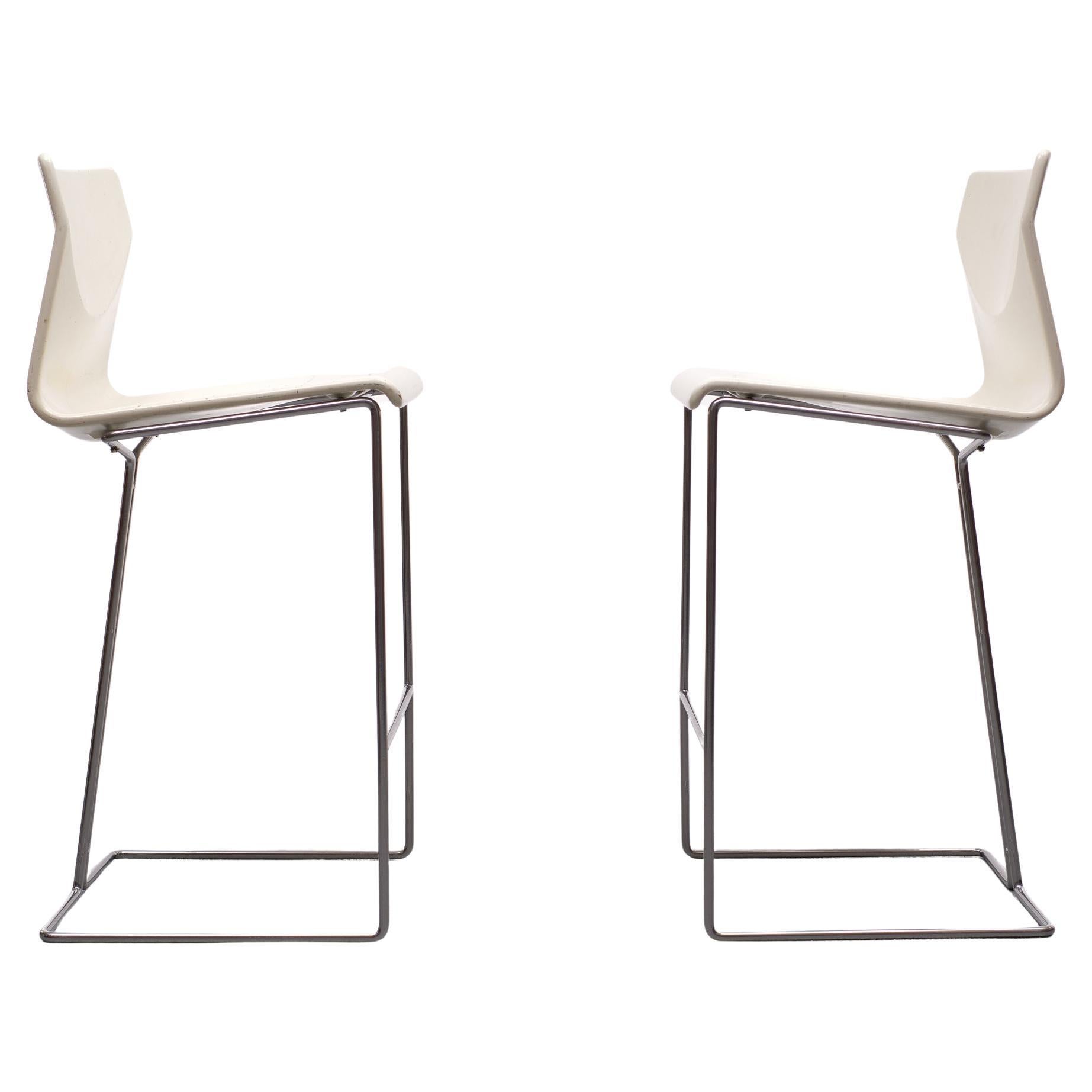 Due bellissimi sgabelli da bar DADA Design di Georges Coslin per Mesero, Milano 
Seduta in fibra di vetro degli anni '80, colore bianco sporco su telaio cromato. Buon comfort di seduta.
  