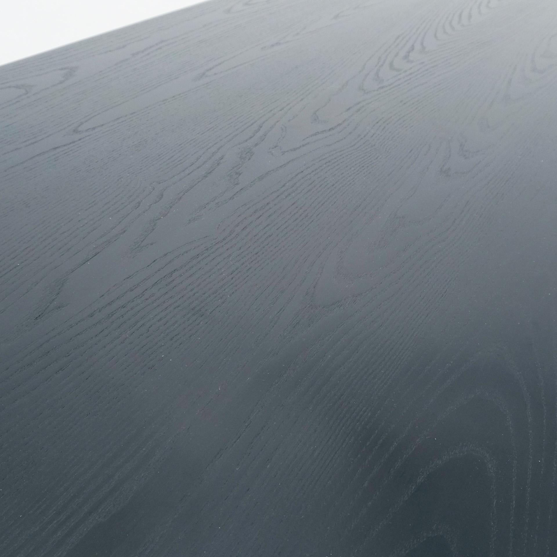 XXIe siècle et contemporain Dada Est. Table de salle à manger contemporaine en bois de frêne massif laqué noir en vente
