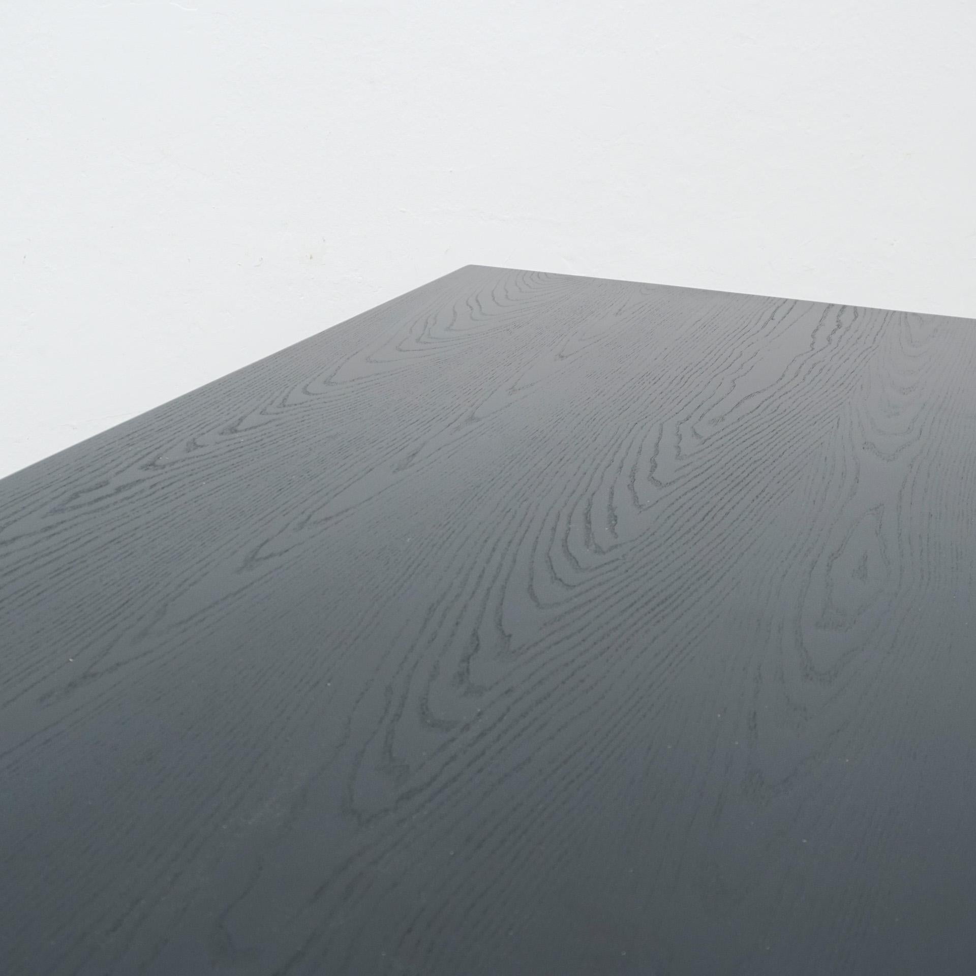 Dada Est. Contemporary Massivholz-Esstisch aus Esche, schwarz lackiert (Holz) im Angebot
